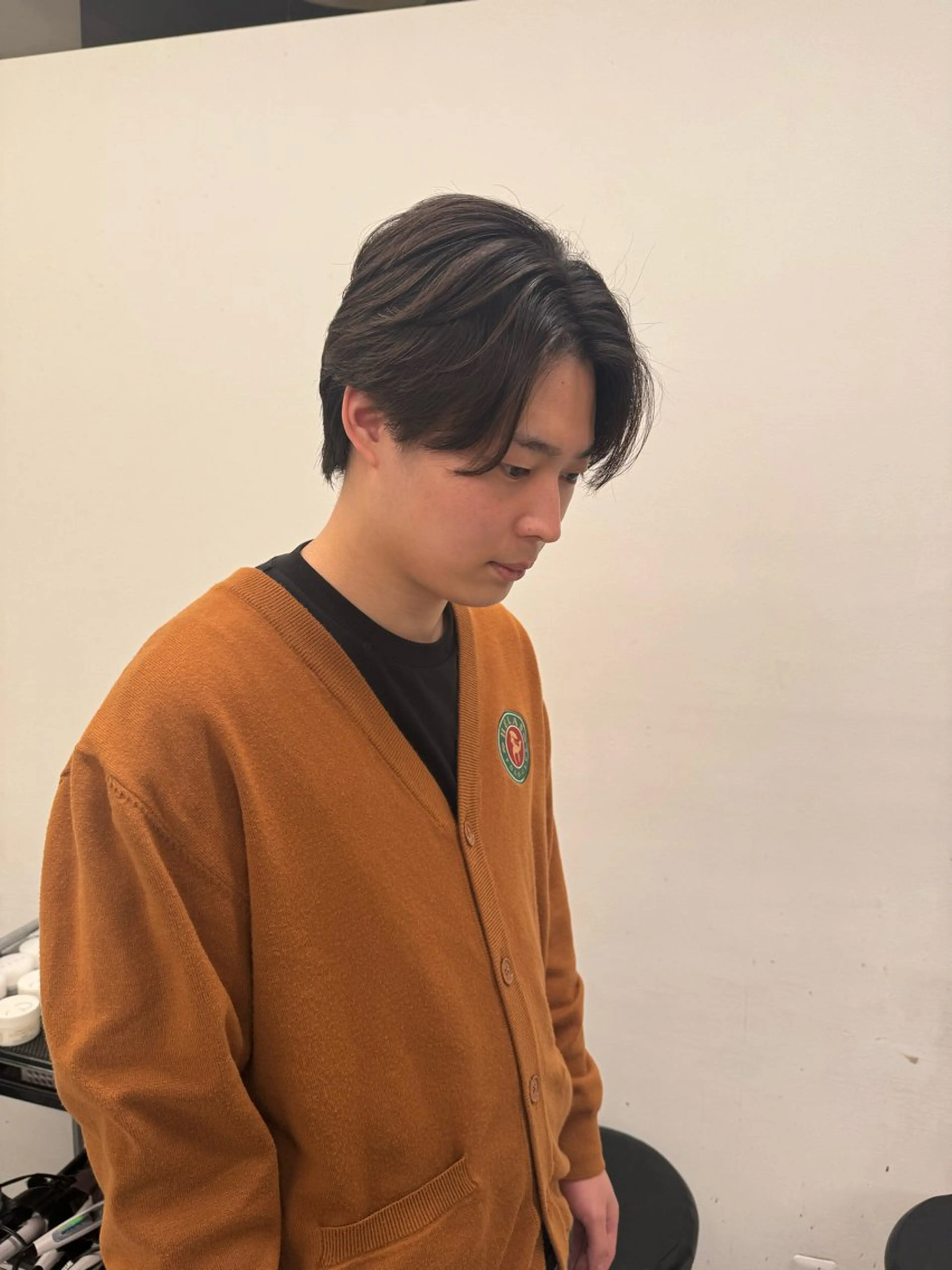 ミディアム パーマ ヘアアレンジ メンズ ミディアムパーマ フェザーパーマ メンズパーマ ヘアカラー パーマ トリートメント ヘアセット 顔まわりカット の達人のヘアスタイル