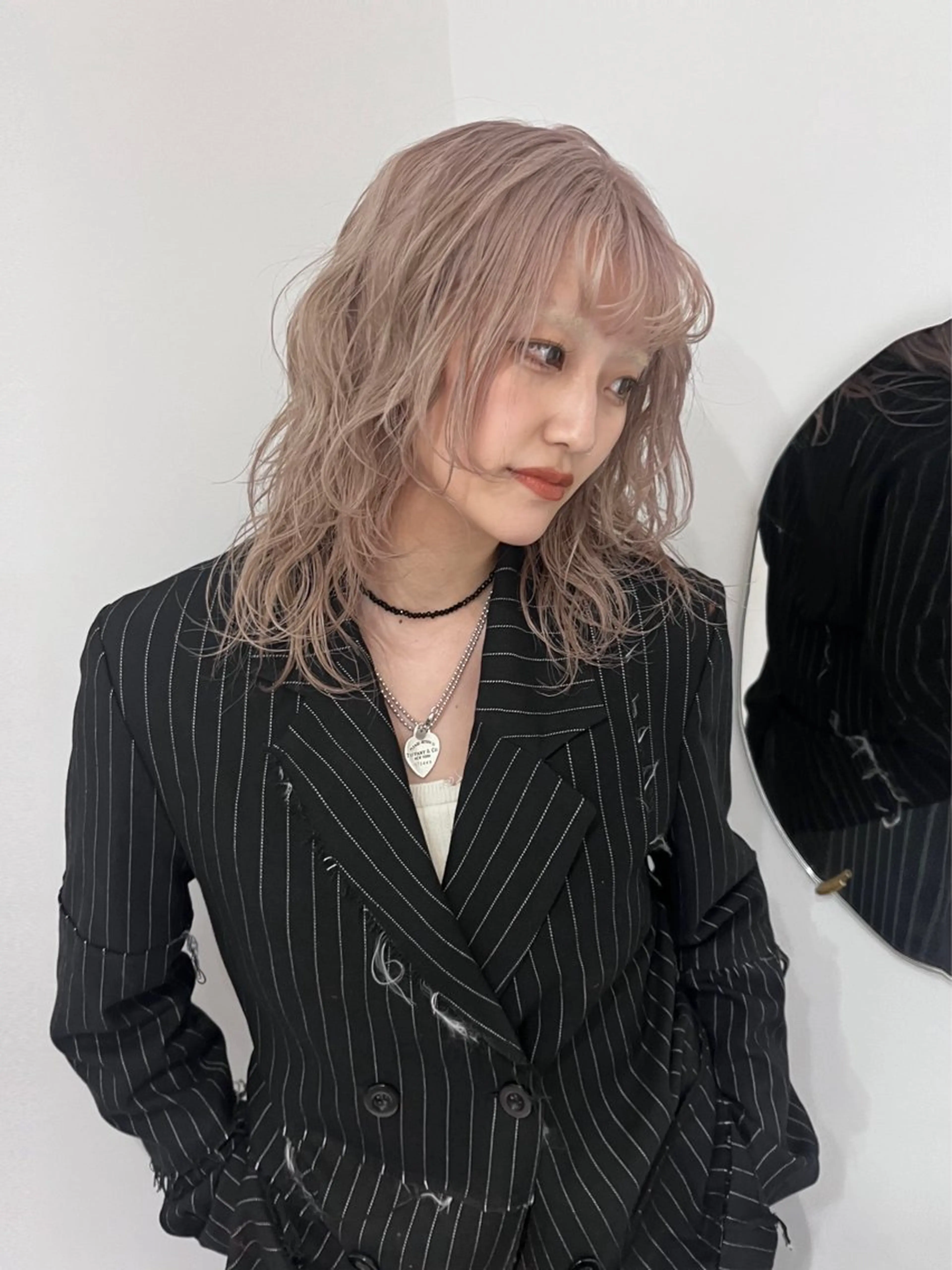 セミロング カラー ブリーチ ケアブリーチ ハイトーンカラー ヘアカラー three所属・TOTA 唯一無二カラーのヘアスタイル