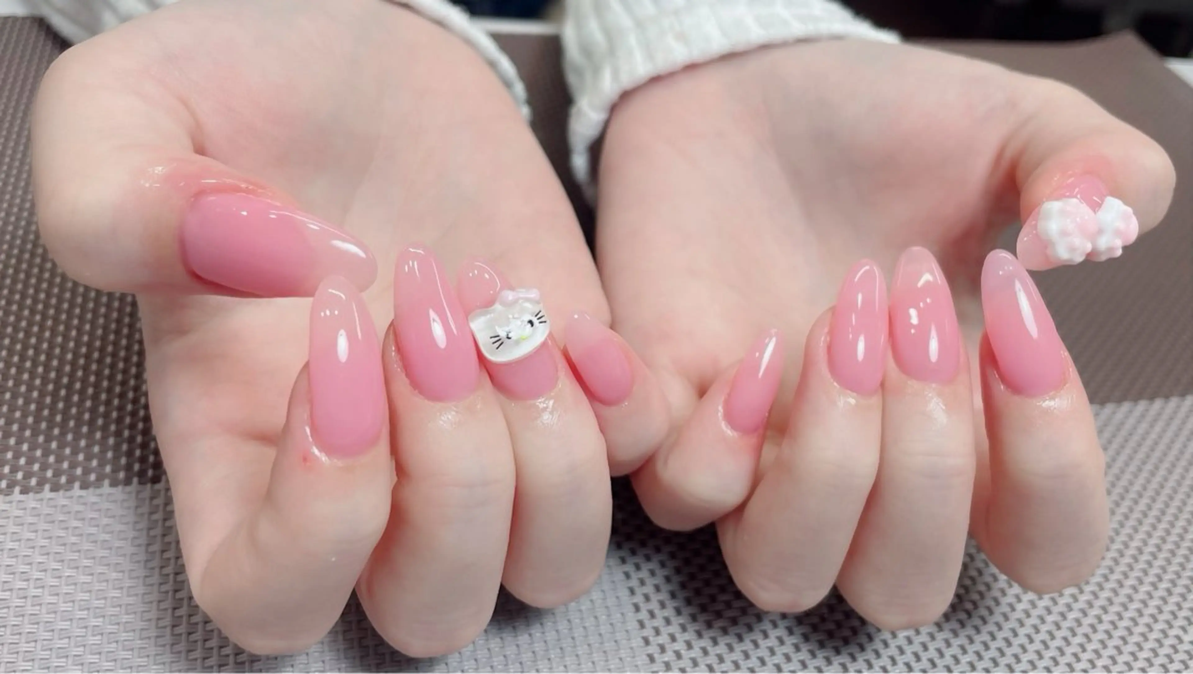ネイル チークネイル 長さ出し フレンチネイル グラデーション キラキラネイル MEO NAIL(メオネイル)所属・MEO NAILのネイルデザイン