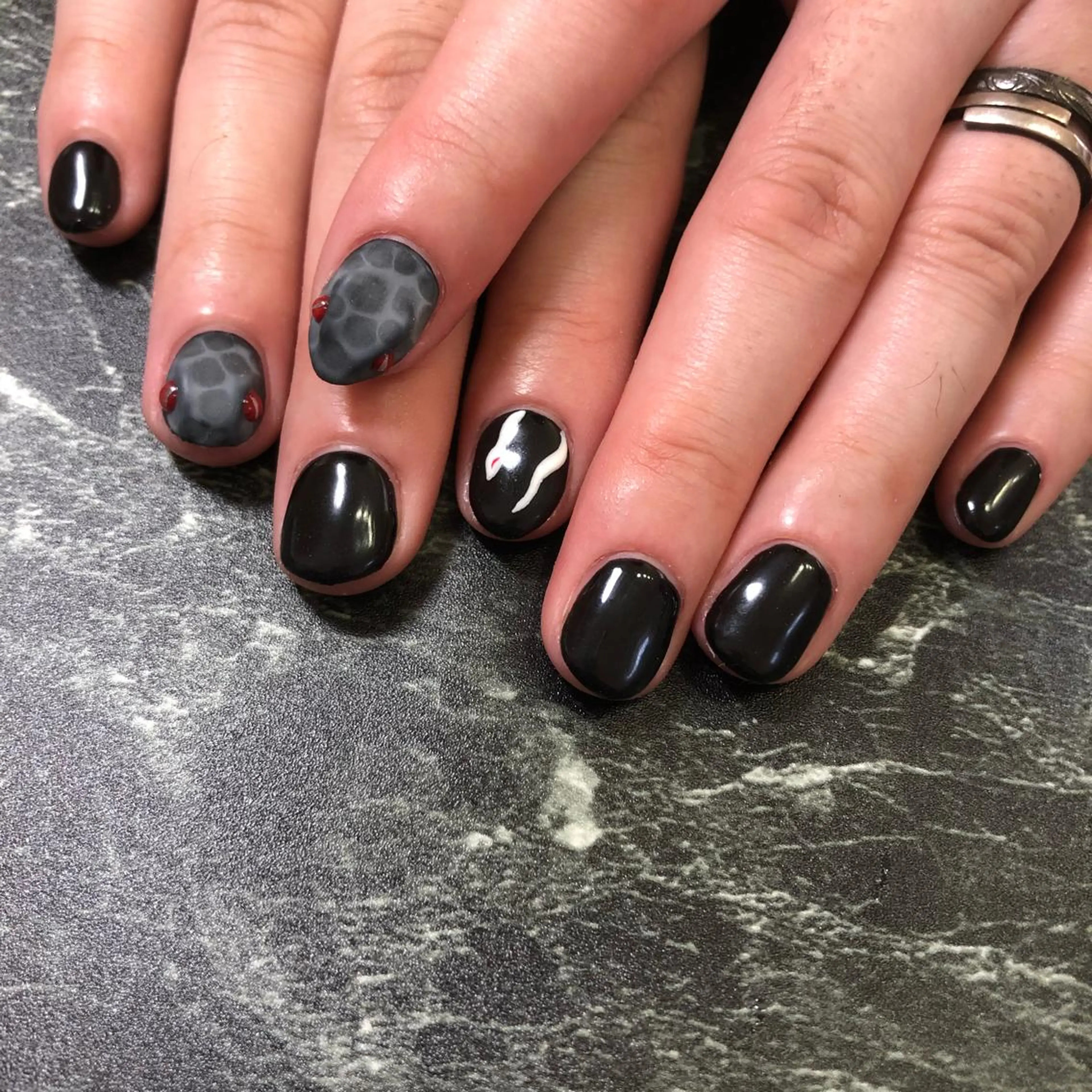 ネイル フットネイル フレンチネイル ジェルネイル ラメ(グリッター) ラメグラデーション NEO Beauty Salon所属・𝐍𝐄𝐎 𝐉𝐔𝐑𝐈のネイルデザイン