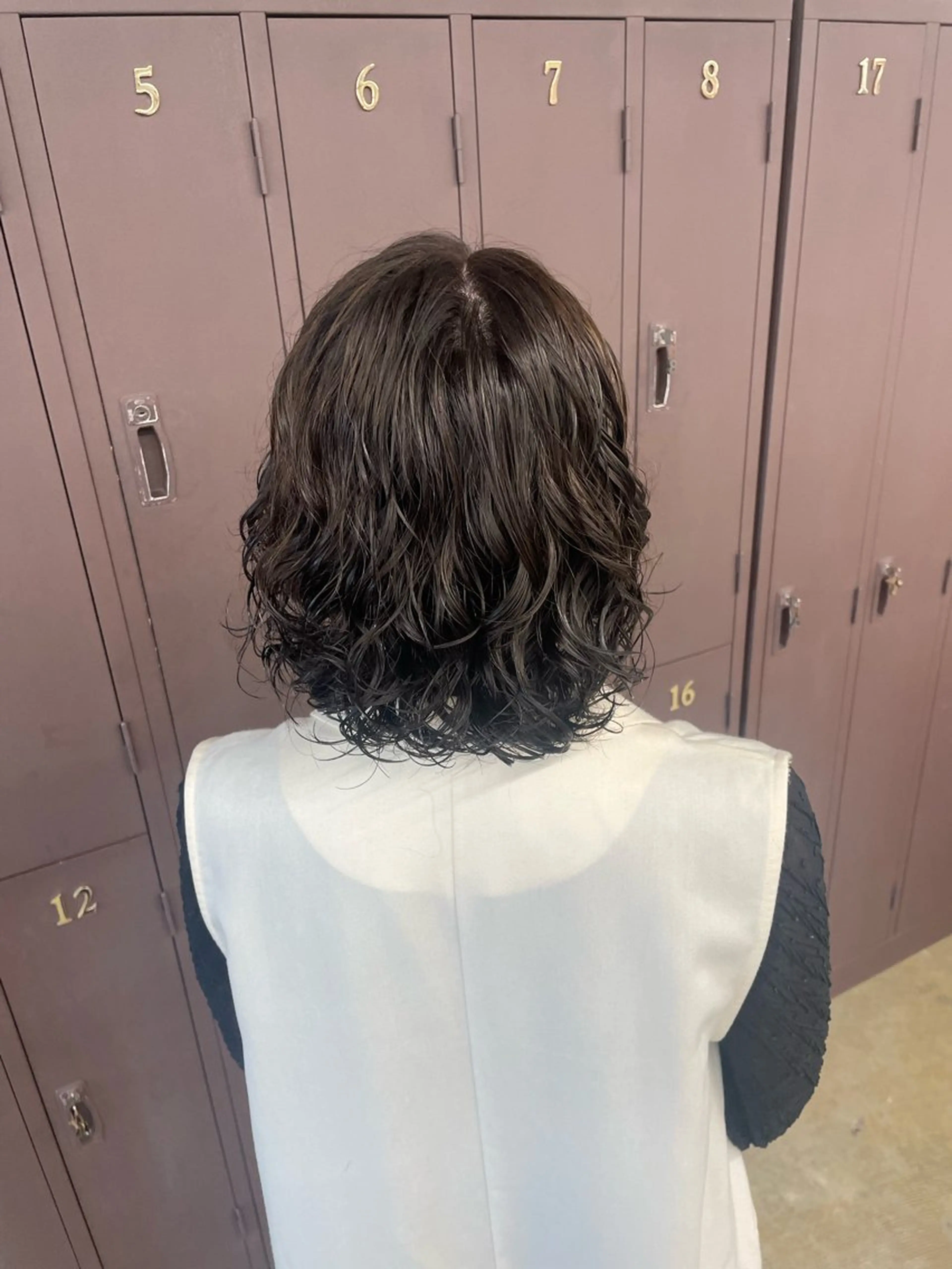 ミディアム カット ヘアカラー パーマ 鈴木瑛里／ブロンド ベージュ／ピンクのヘアスタイル