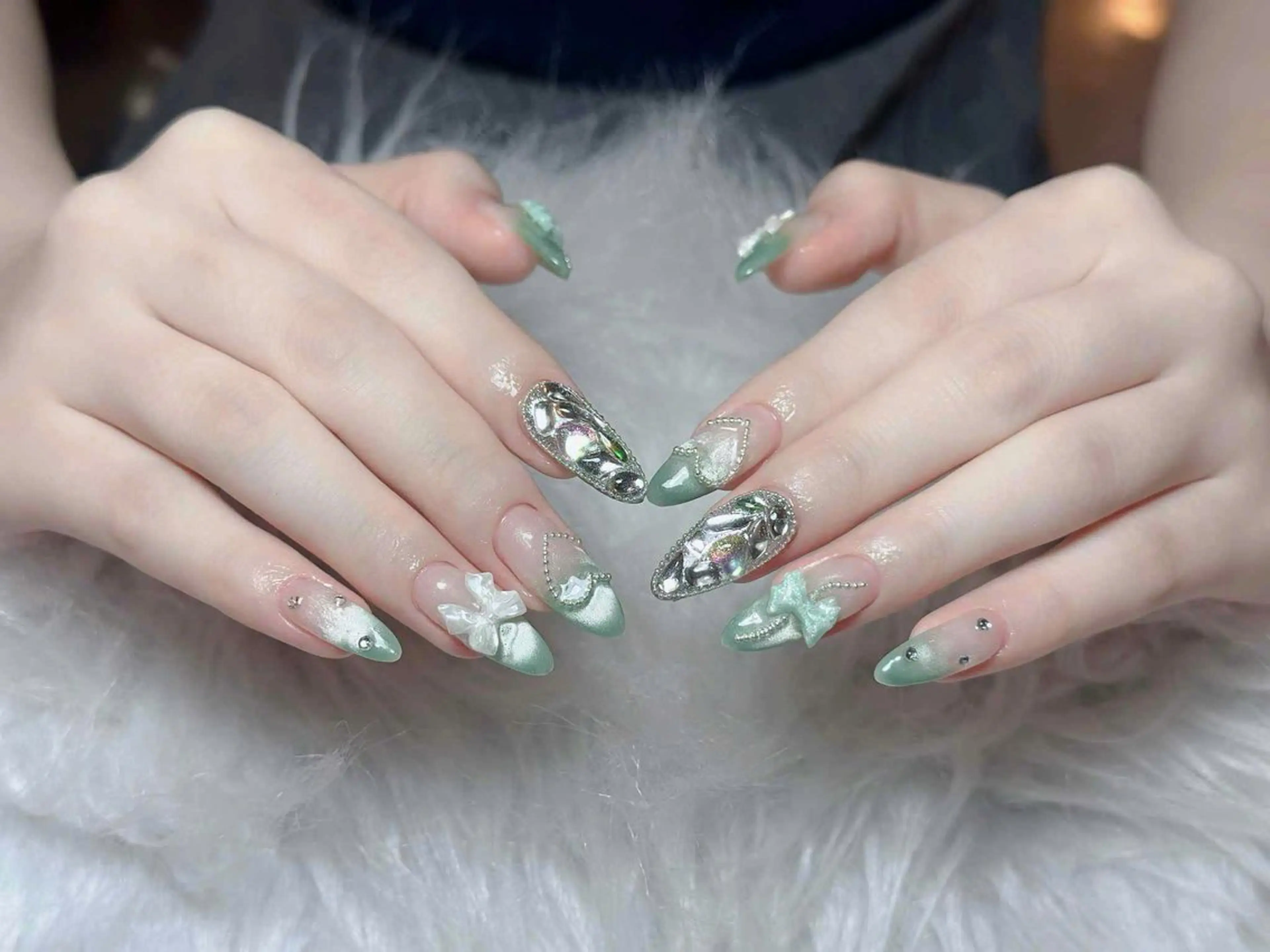 ネイル オーロラネイル フットネイル フレンチネイル ジェルネイル ガラスフレンチ ハンドネイル Michi_Nails_Salon所属・Michi Nail Staffのネイルデザイン