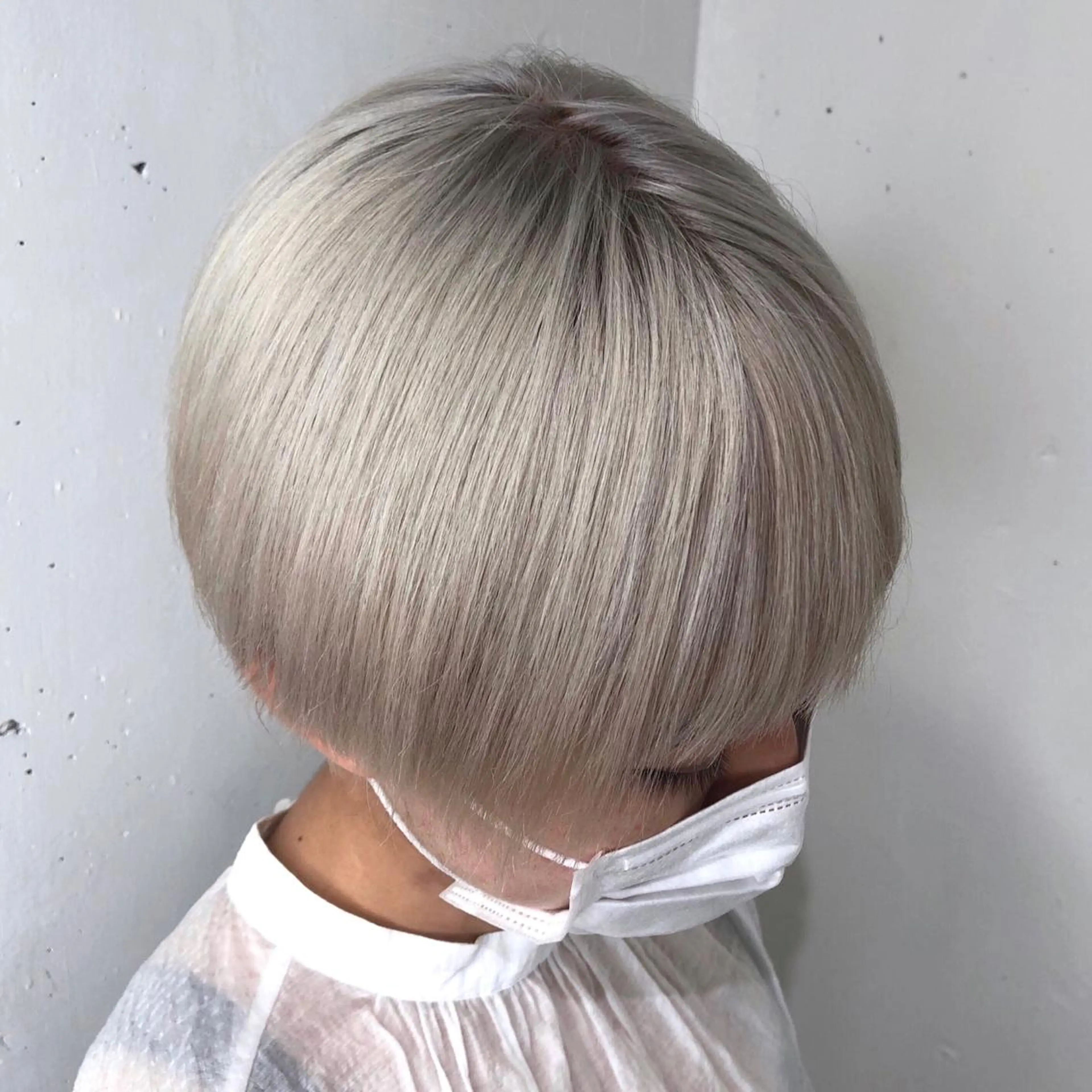 ショート カラー パーマ ヘアアレンジ ベージュカラー ブリーチ ホワイトベージュ ヘアカラー トリートメント ヘアセット 八巻 晴香のヘアスタイル