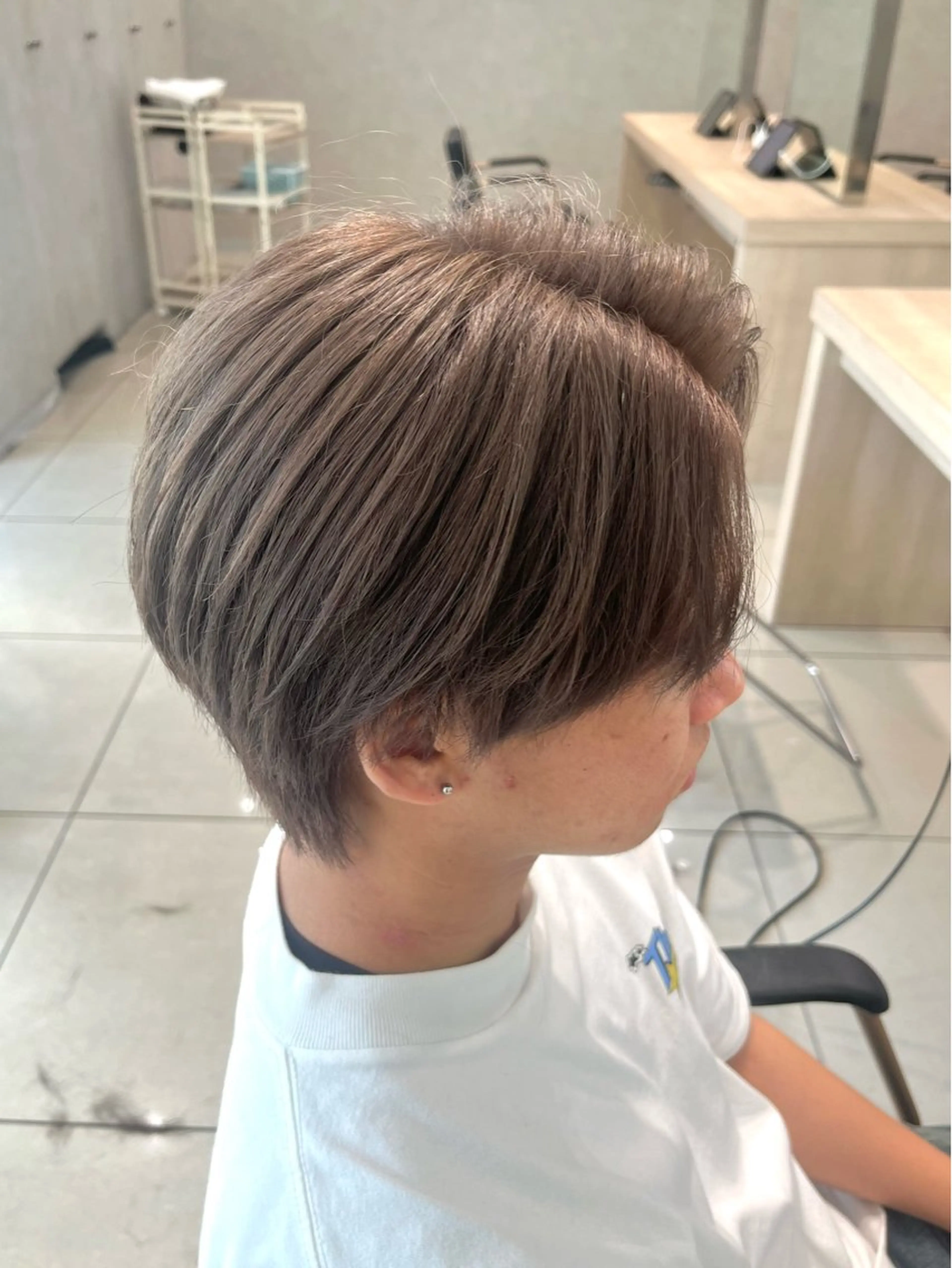 カラー メンズ メンズブリーチ ブリーチ 透明感カラー グレージュ シルバー カット ヘアカラー 巖本 真希のヘアスタイル