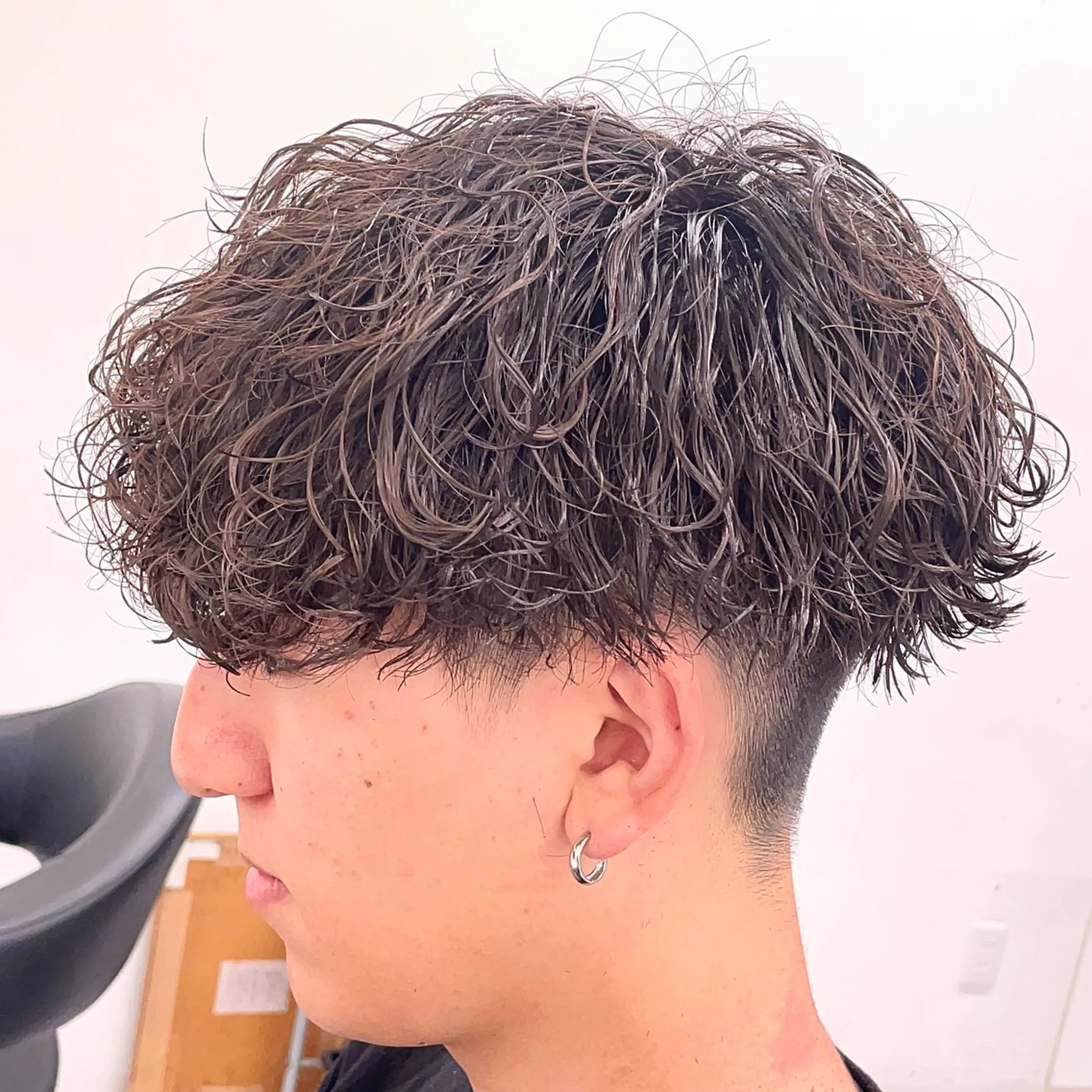 ショート パーマ ヘアアレンジ メンズ マッシュ メンズパーマ 波巻きパーマ 顔まわりカット の達人のヘアスタイル