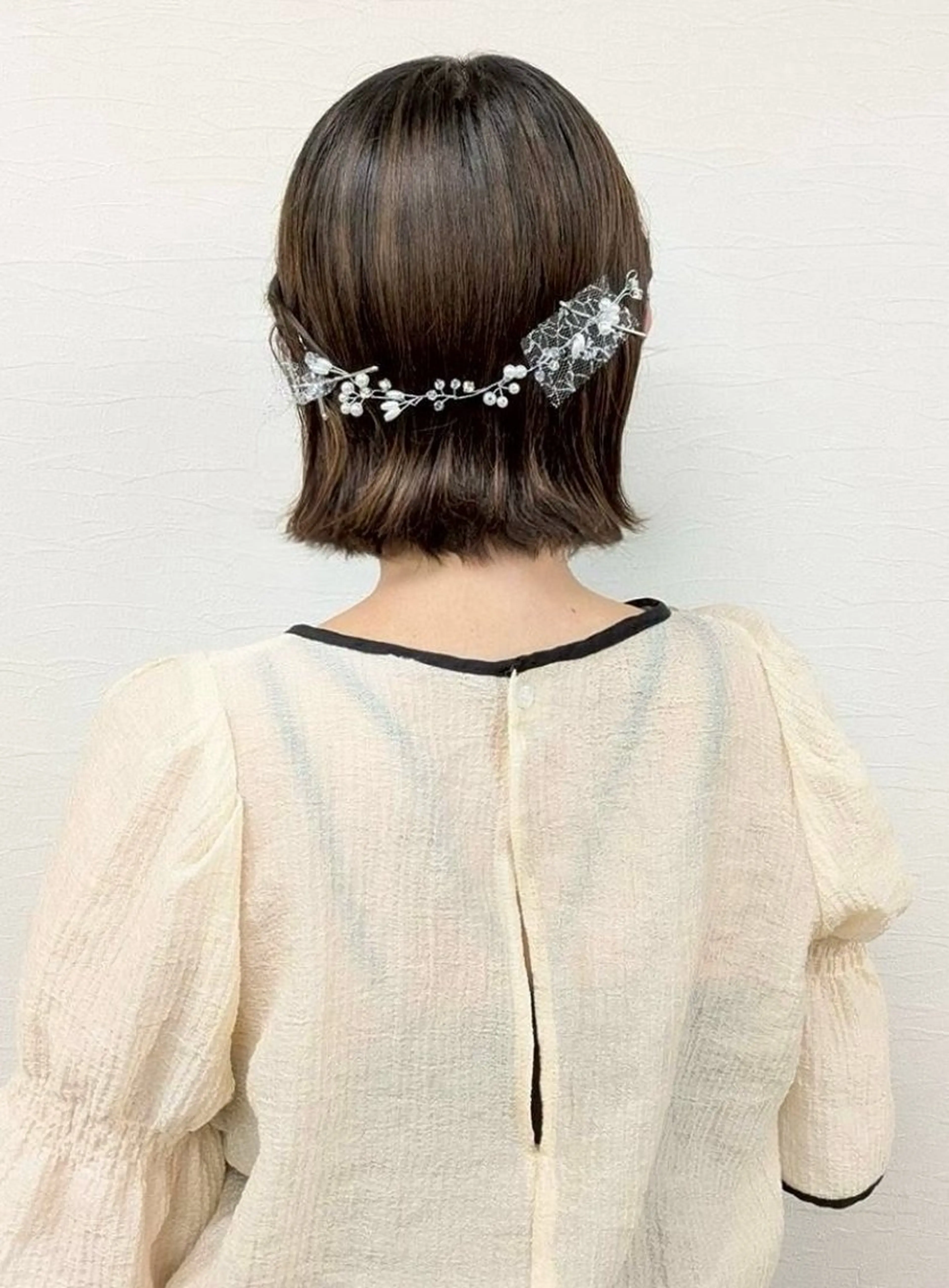 ショート ヘアアレンジ 髪飾り 外ハネヘア YUMEYAKATA 五条店のヘアスタイル