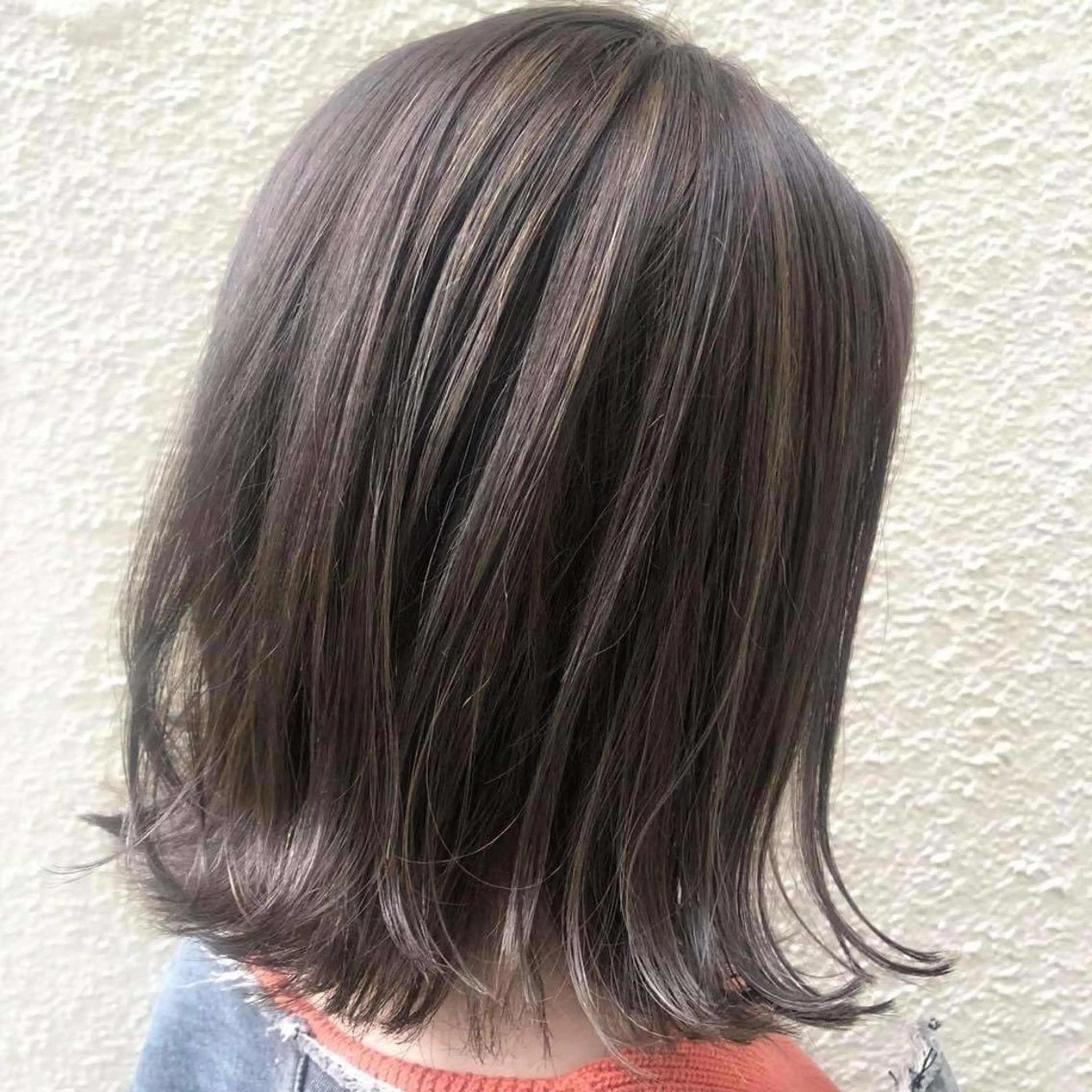 ミディアム ブリーチなしカラー/ 顔周りレイヤーカットのヘアスタイル