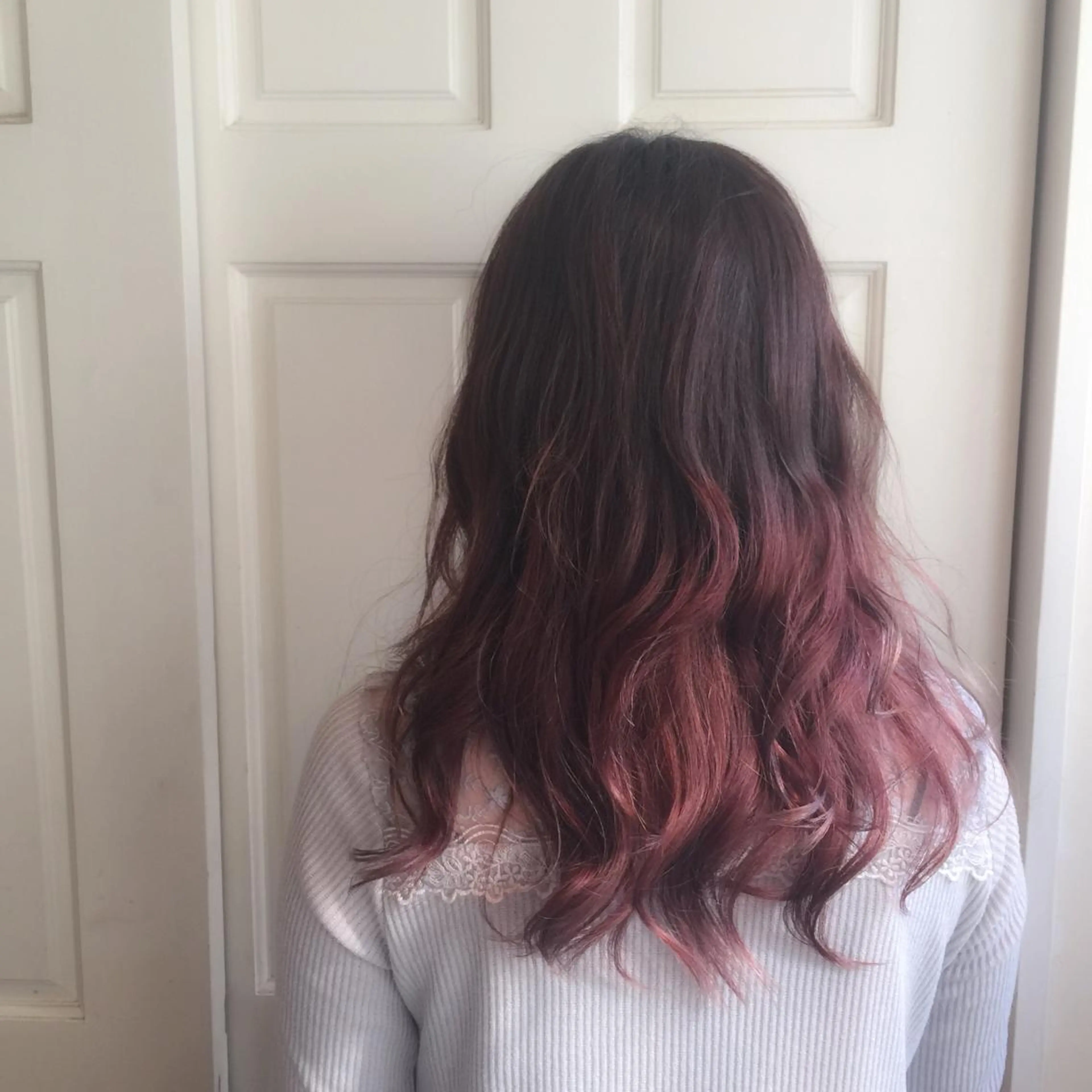 セミロング ホワイト&レイヤーカ ットエクステ長畠俊輔のヘアスタイル