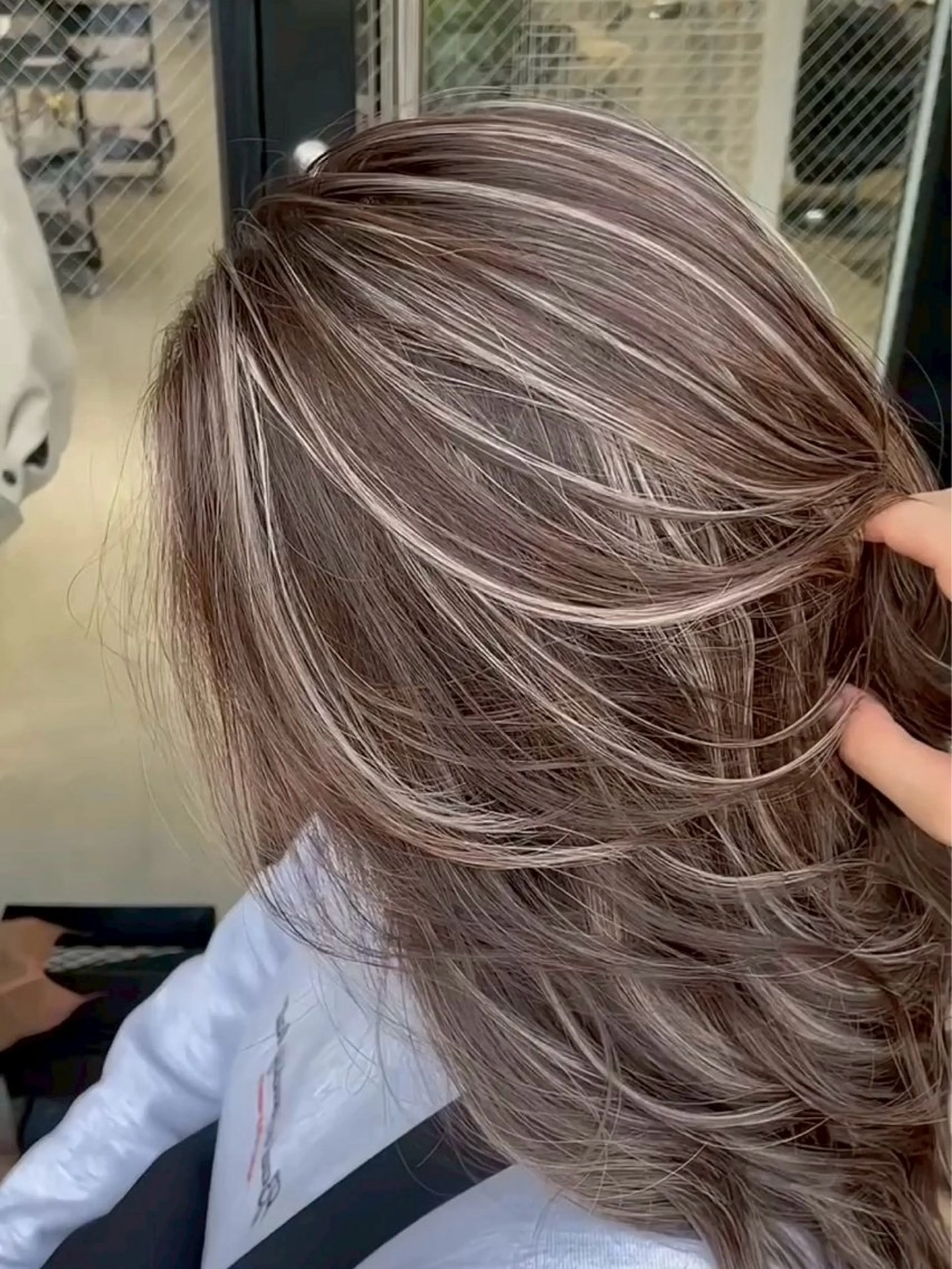 ロング カラー ベージュカラー グレージュ ハイライトカラー ハイトーンカラー ミルクティーベージュ ヘアカラー 表参道/ハイライト リタッチ/縮毛矯正のヘアスタイル