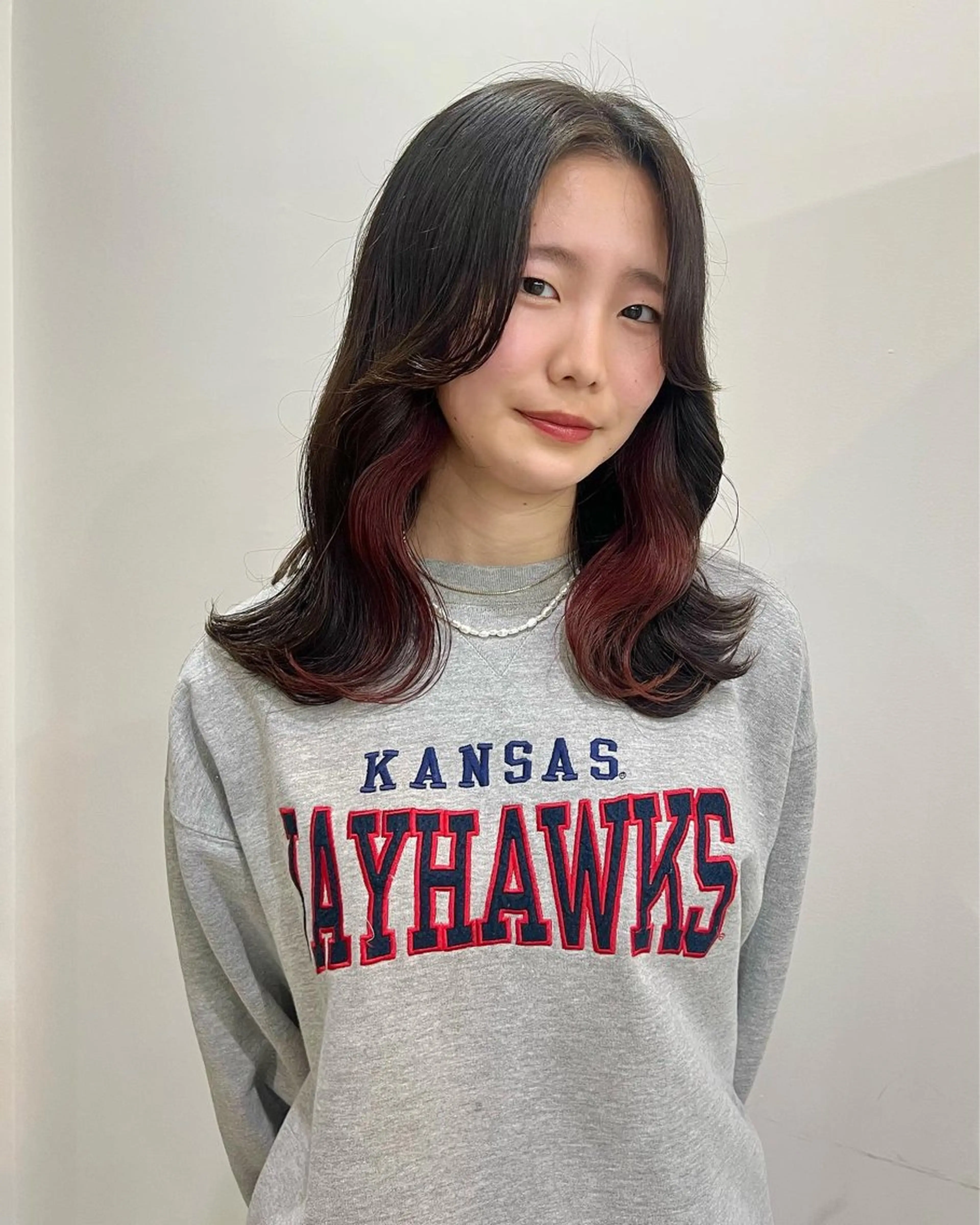 セミロング カラー ボルドーカラー インナーカラー ヘアカラー トリートメント 切りっぱなしボブ/ ブリーチカラー/大塚のヘアスタイル