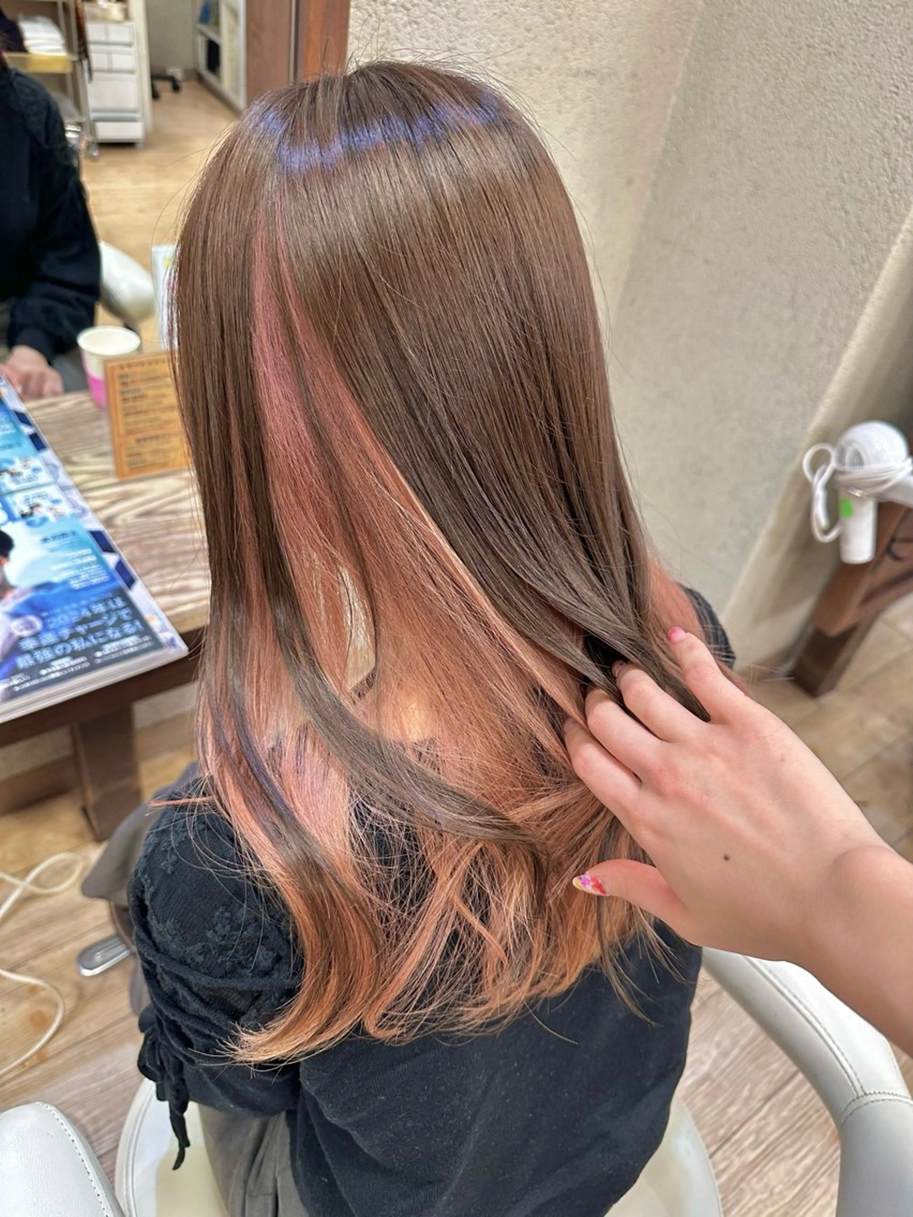 ロング カラー ブリーチ ピンクカラー ヘアカラー 阿部 美咲のヘアスタイル