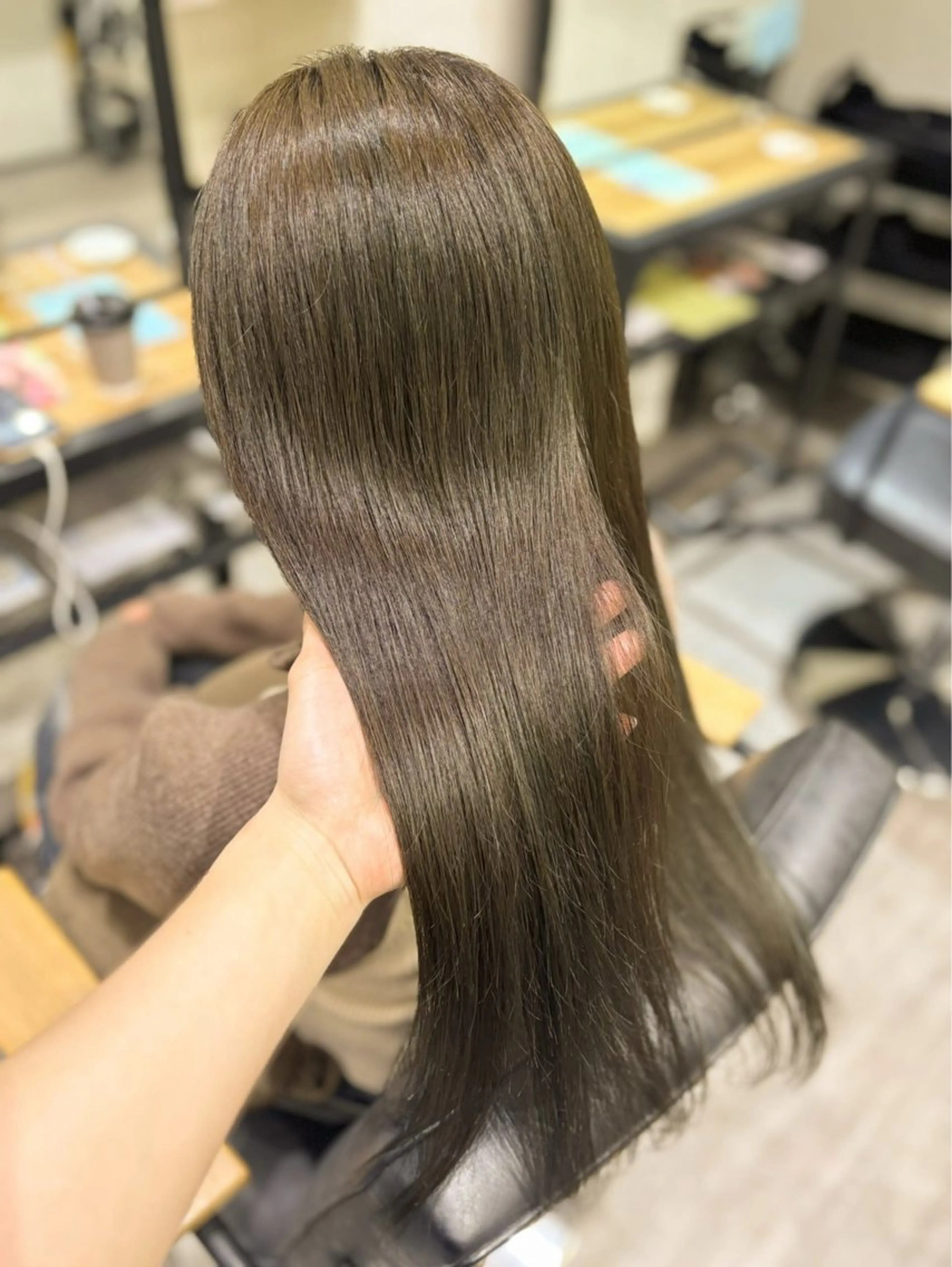 ロング カラー ブラウンカラー オリーブブラウン カット ヘアカラー トリートメント cocotte宜喜 弘希のヘアスタイル