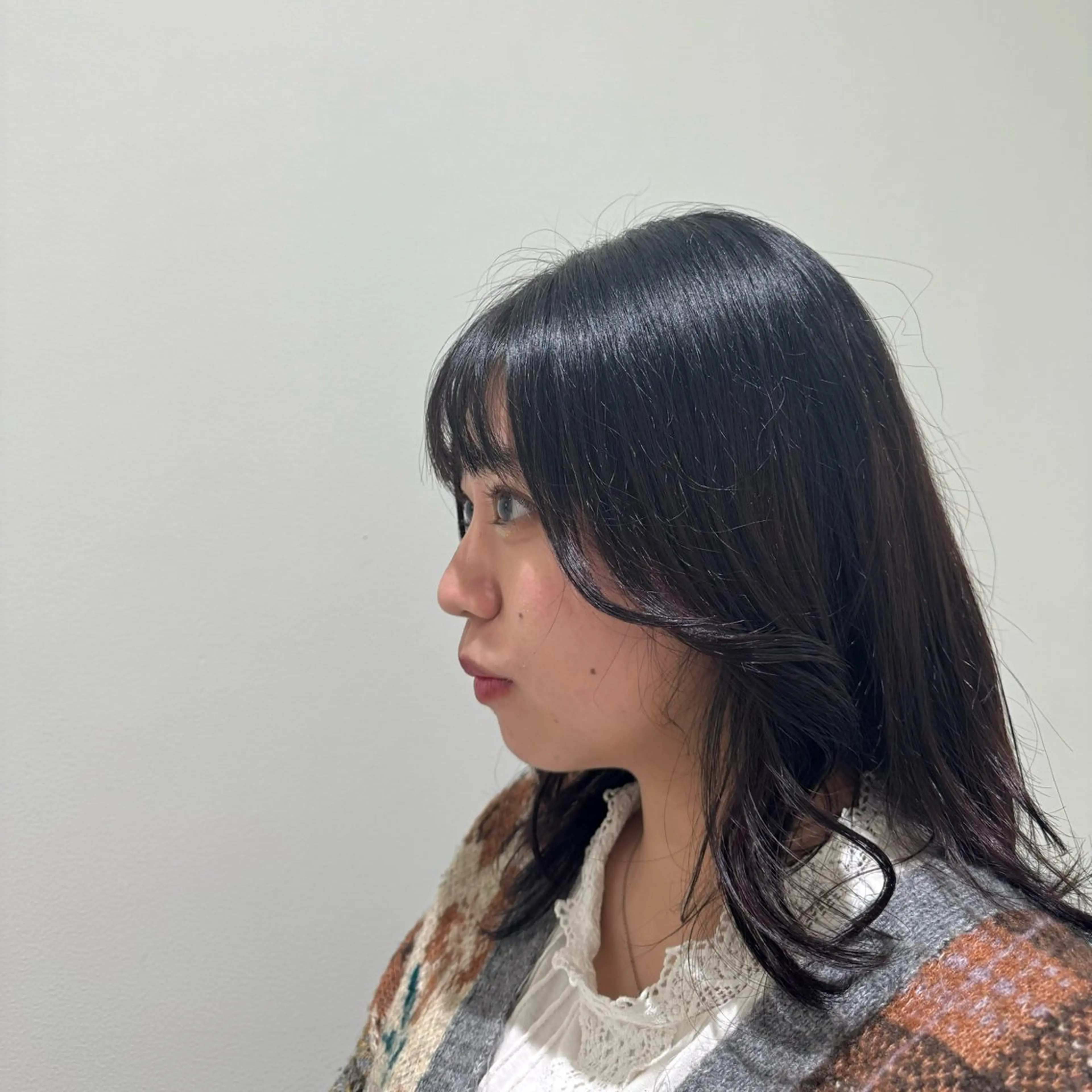 ミディアム くびれヘア レイヤーカット 外ハネヘア くすみ あやなのヘアスタイル