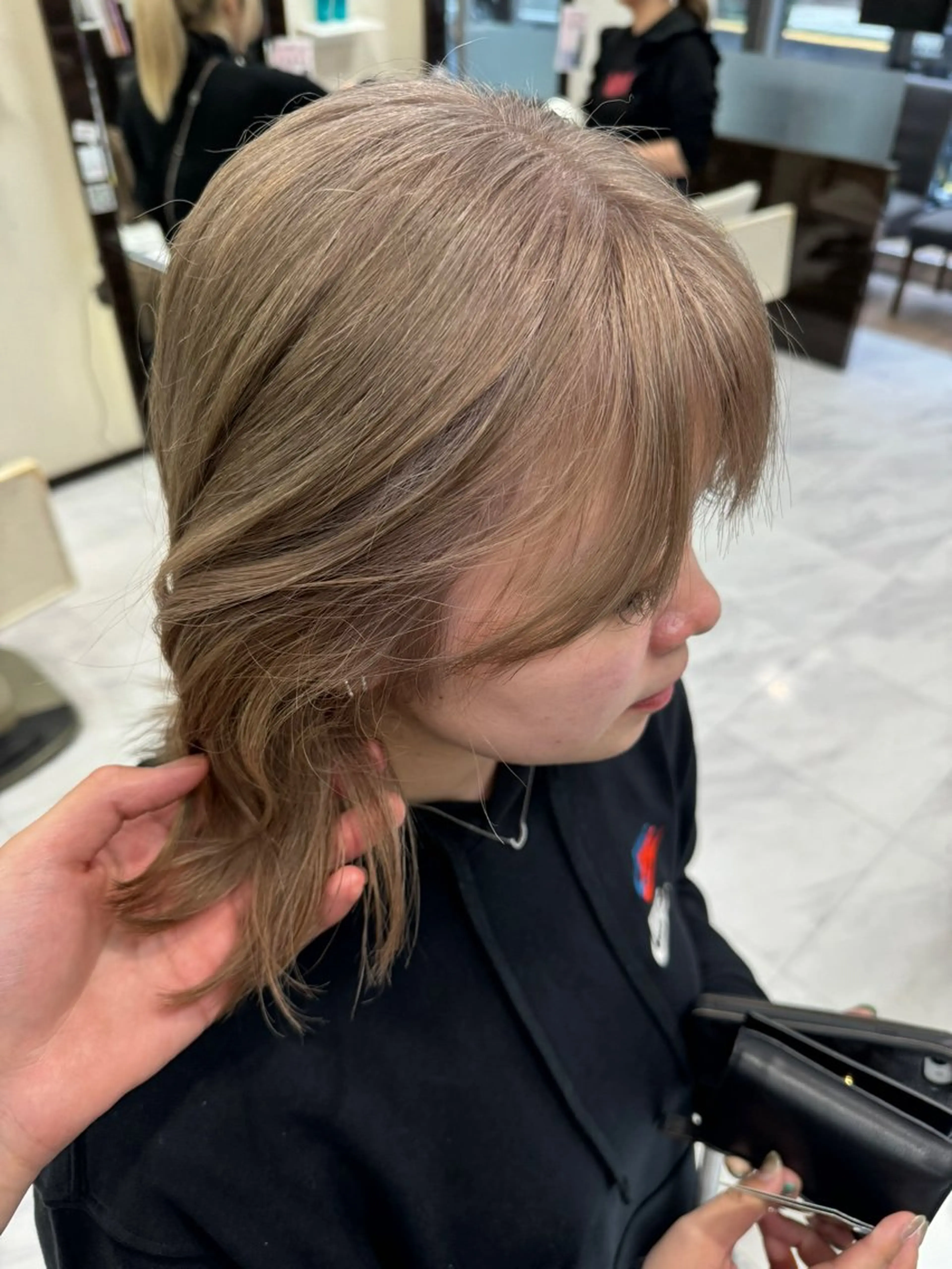 ミディアム カラー ヘアアレンジ 切りっぱなしボブ ブリーチ デザインカラー ダブルカラー グラデーションカラー カット ヘアカラー トリートメント 目黒 碧人のヘアスタイル