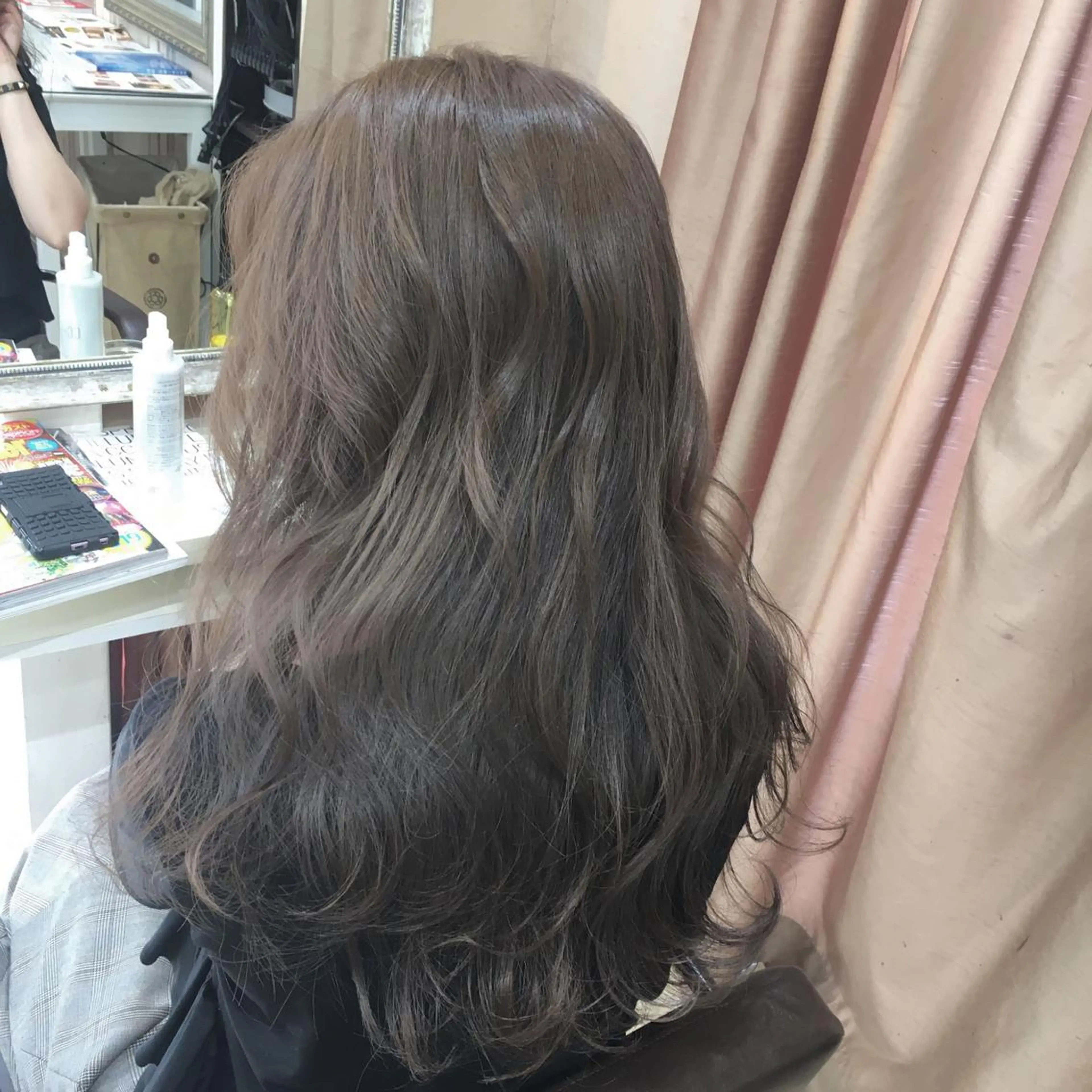 セミロング カラー パーマ ヘアアレンジ メンズ キッズ ネイル マツエク・マツパ センターパート マッシュ アッシュ グラデーションカラー ナチュラル 角床直哉 カラーカットNO 1のヘアスタイル