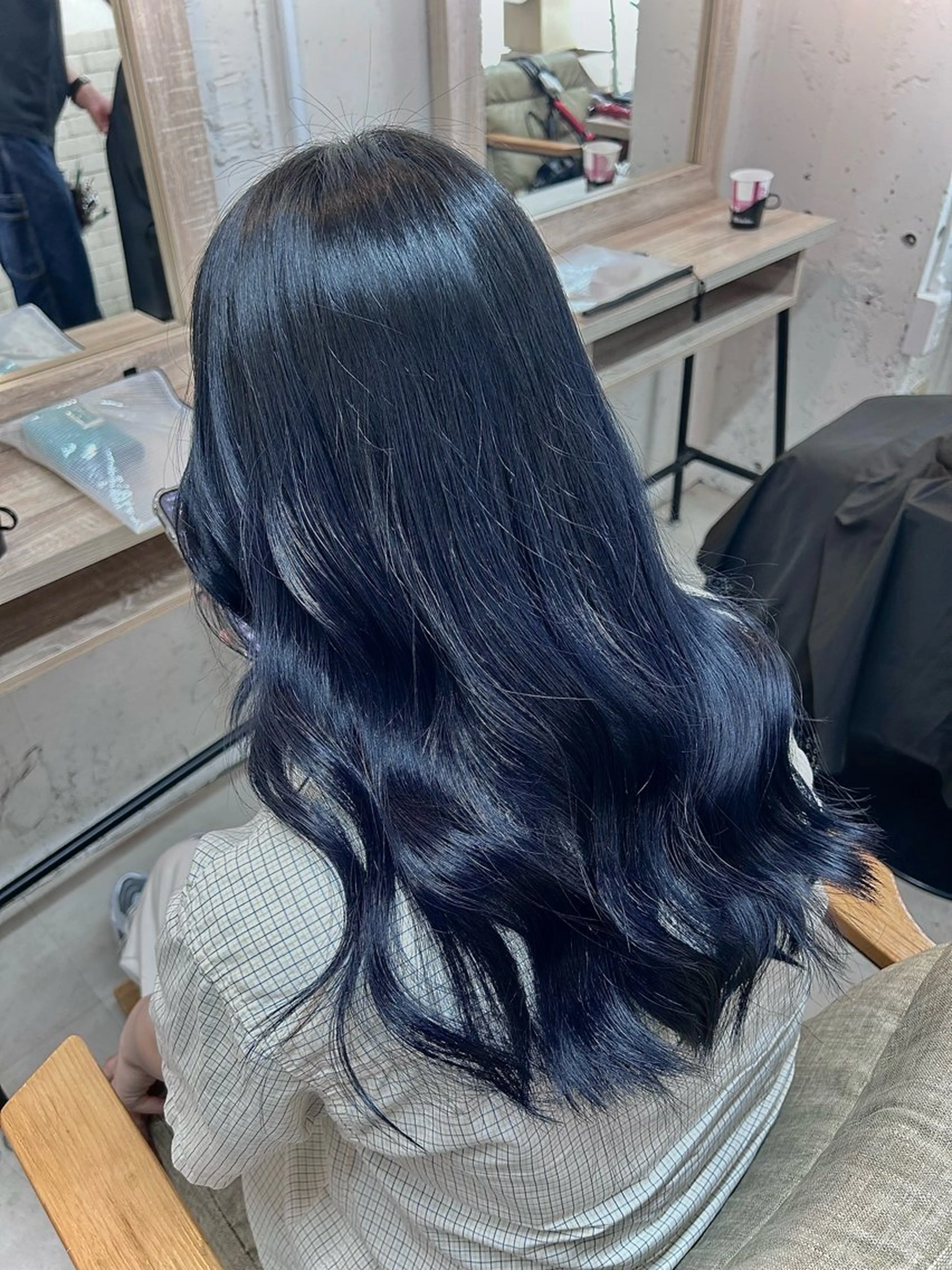 ロング カラー 黒髪 ブルーカラー ブルーブラック 韓国風ヘア ロング 岩崎 美帆のヘアスタイル