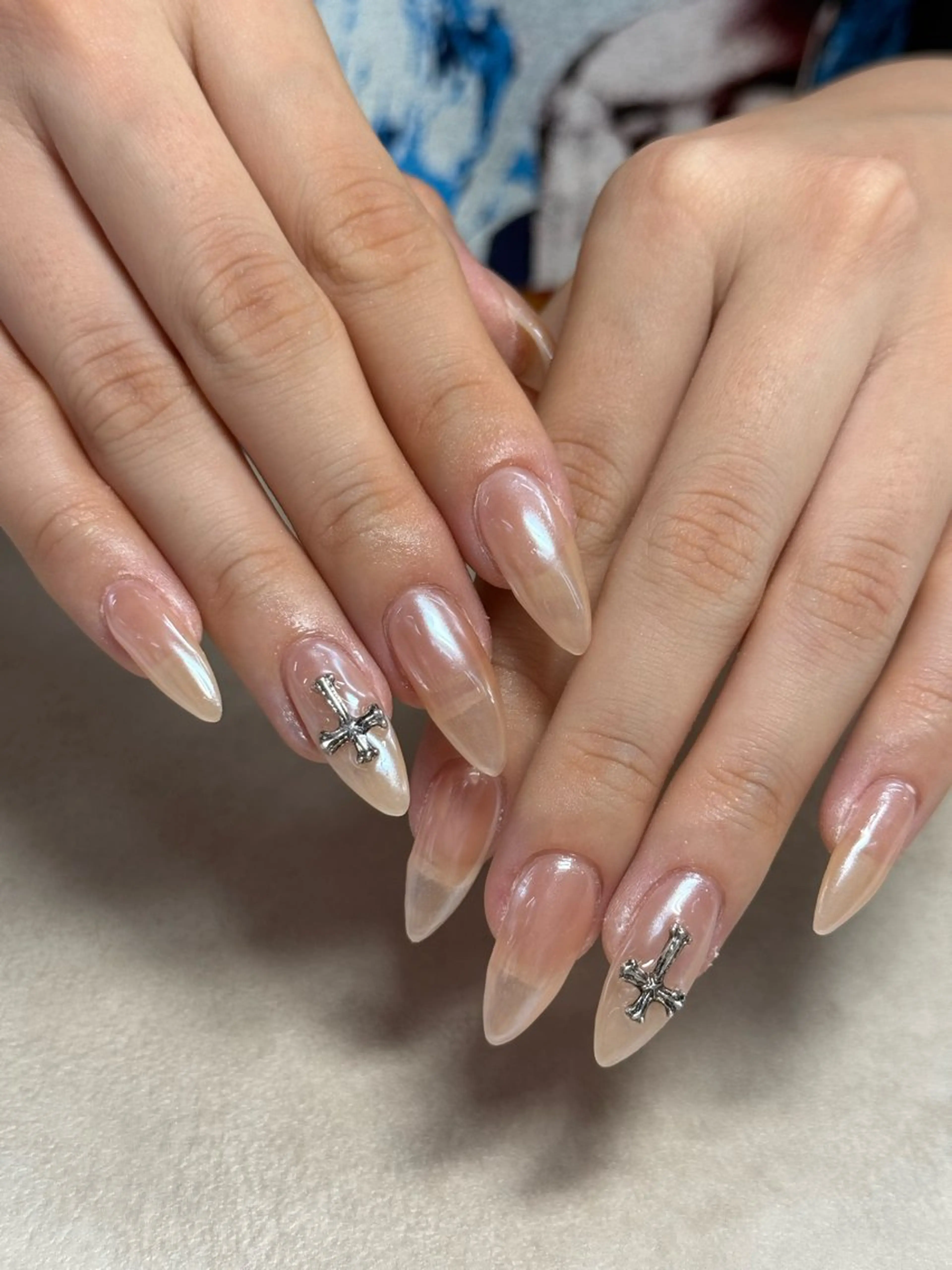 ネイル オーロラネイル ホワイト ハンドネイル WOLTOKYO yunaのネイルデザイン