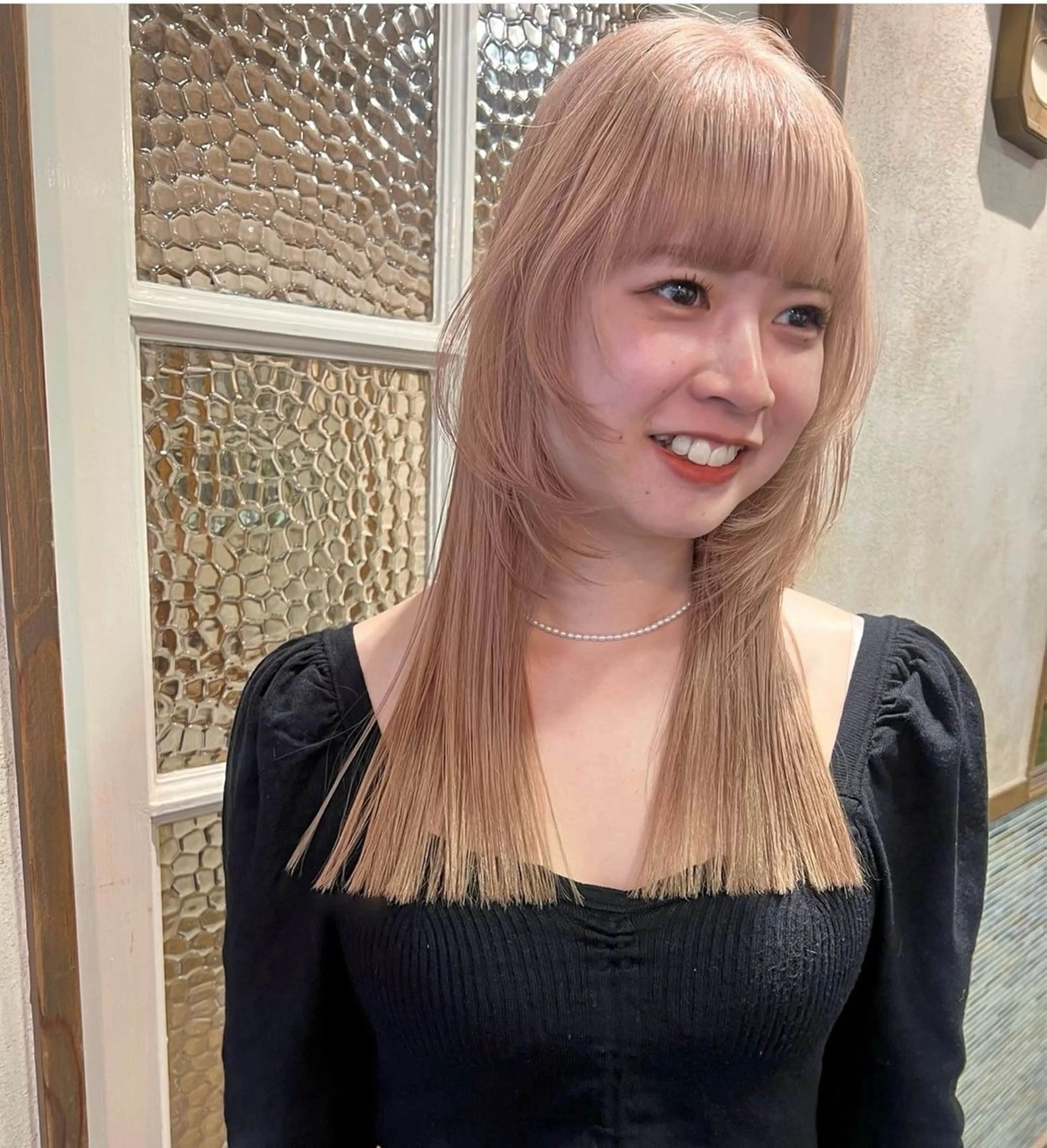 ミディアム 顔まわりレイヤー 顔周りカット レイヤーカット ヘアカラー ハイトーン/デザイン honokaのヘアスタイル