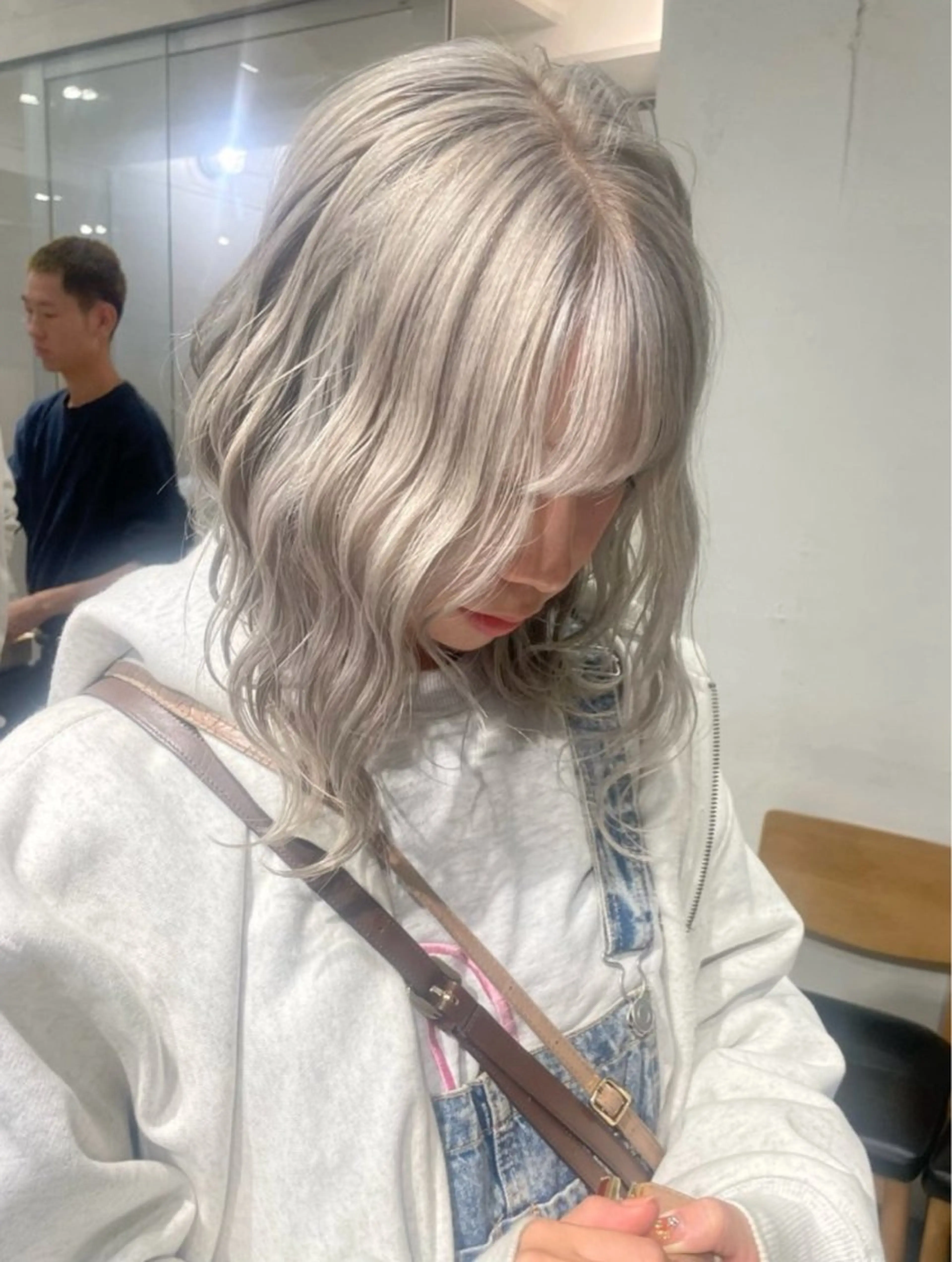 セミロング カラー ダブルカラー ハイトーンカラー シルバー ホワイトシルバー ヘアカラー トリートメント スパイラルパーマ 🌐hina⭐️のヘアスタイル