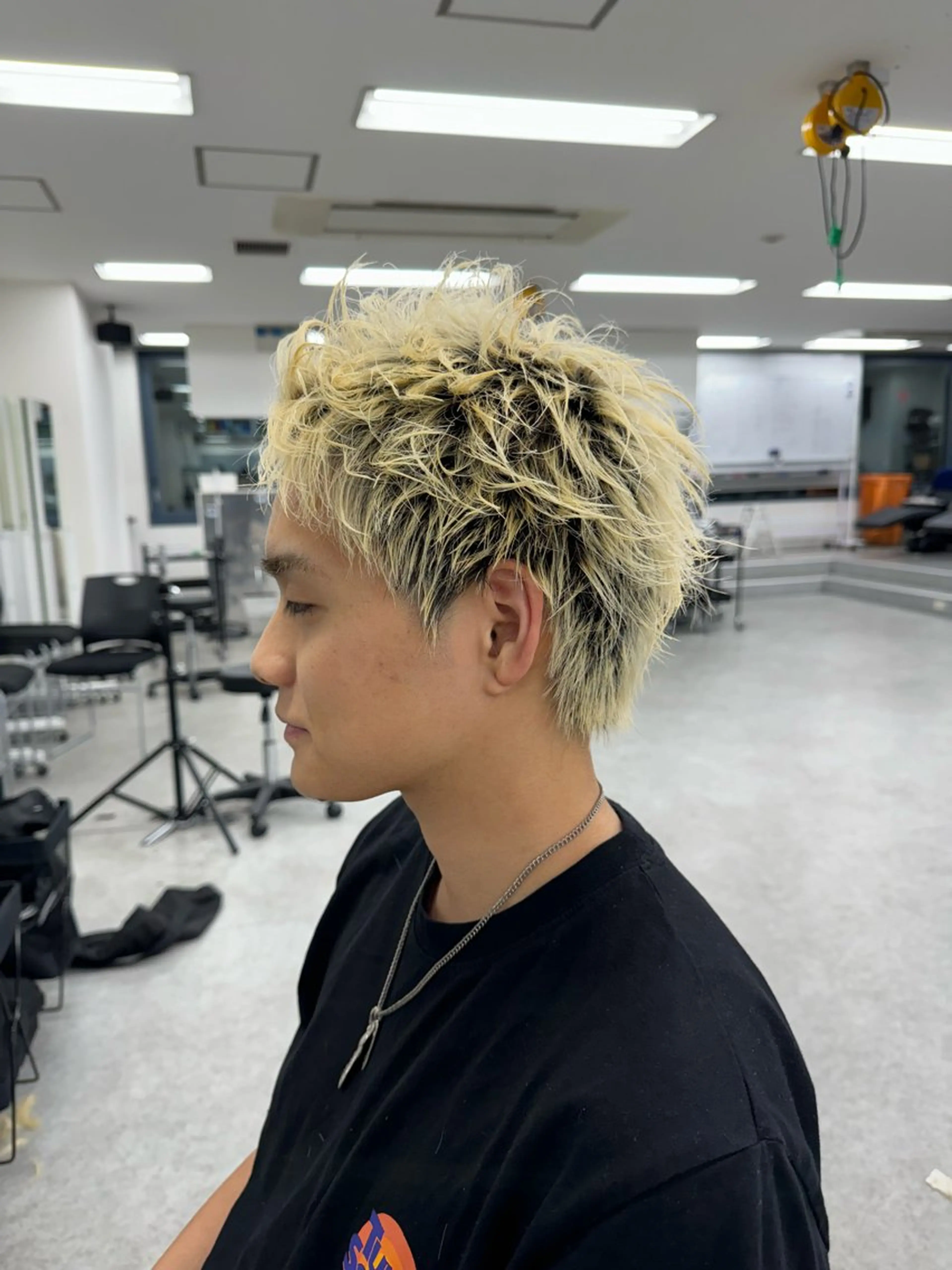 ショート カラー パーマ ヘアアレンジ メンズ メンズブリーチ センターパート メンズハイライト メンズハイトーン マッシュ カット ヘアカラー トリートメント ヘッドスパ ヘアセット スパイキー/フェザー /波巻き/かいとのヘアスタイル