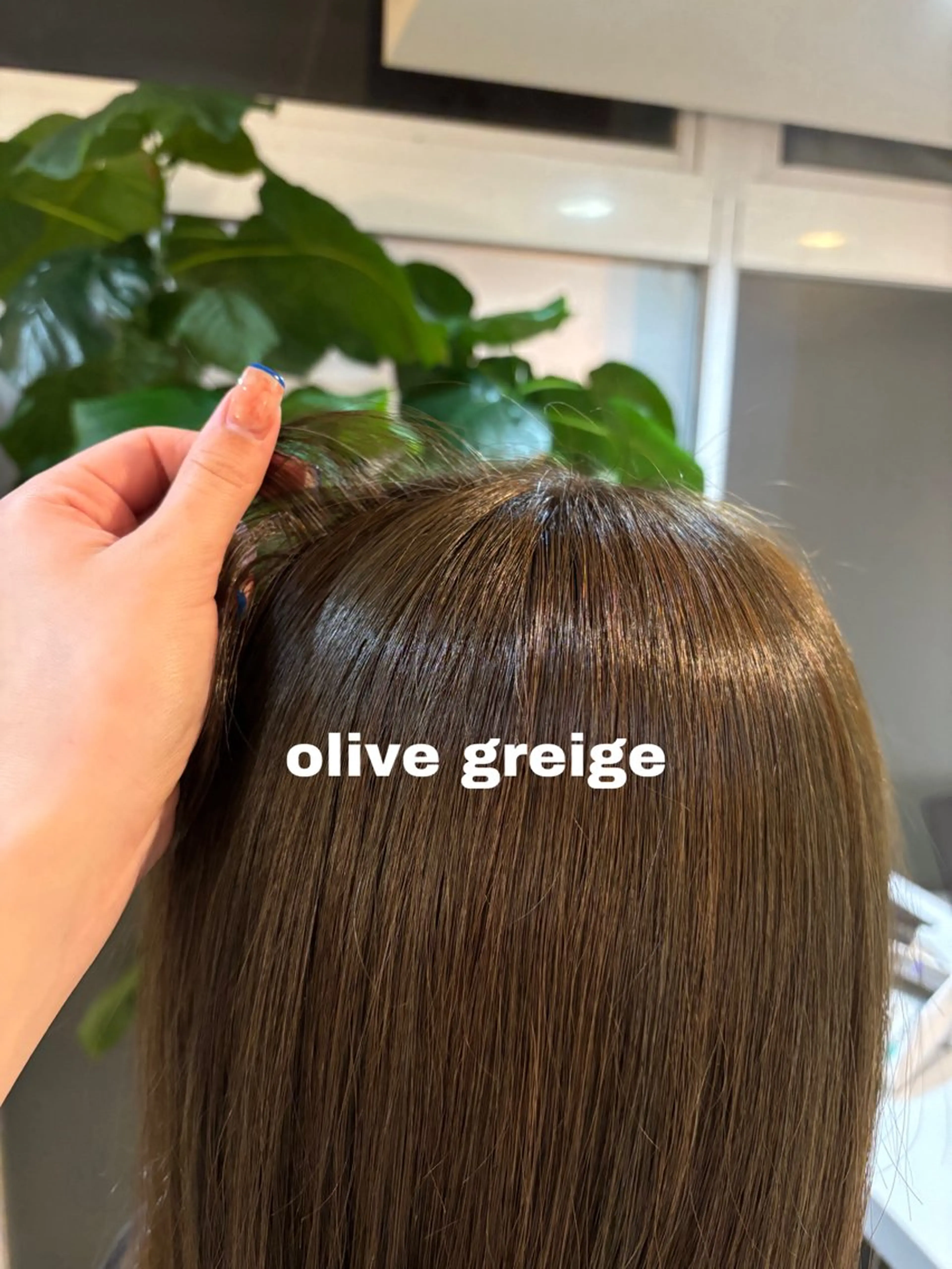 セミロング カラー 伊藤 杏奈のヘアスタイル