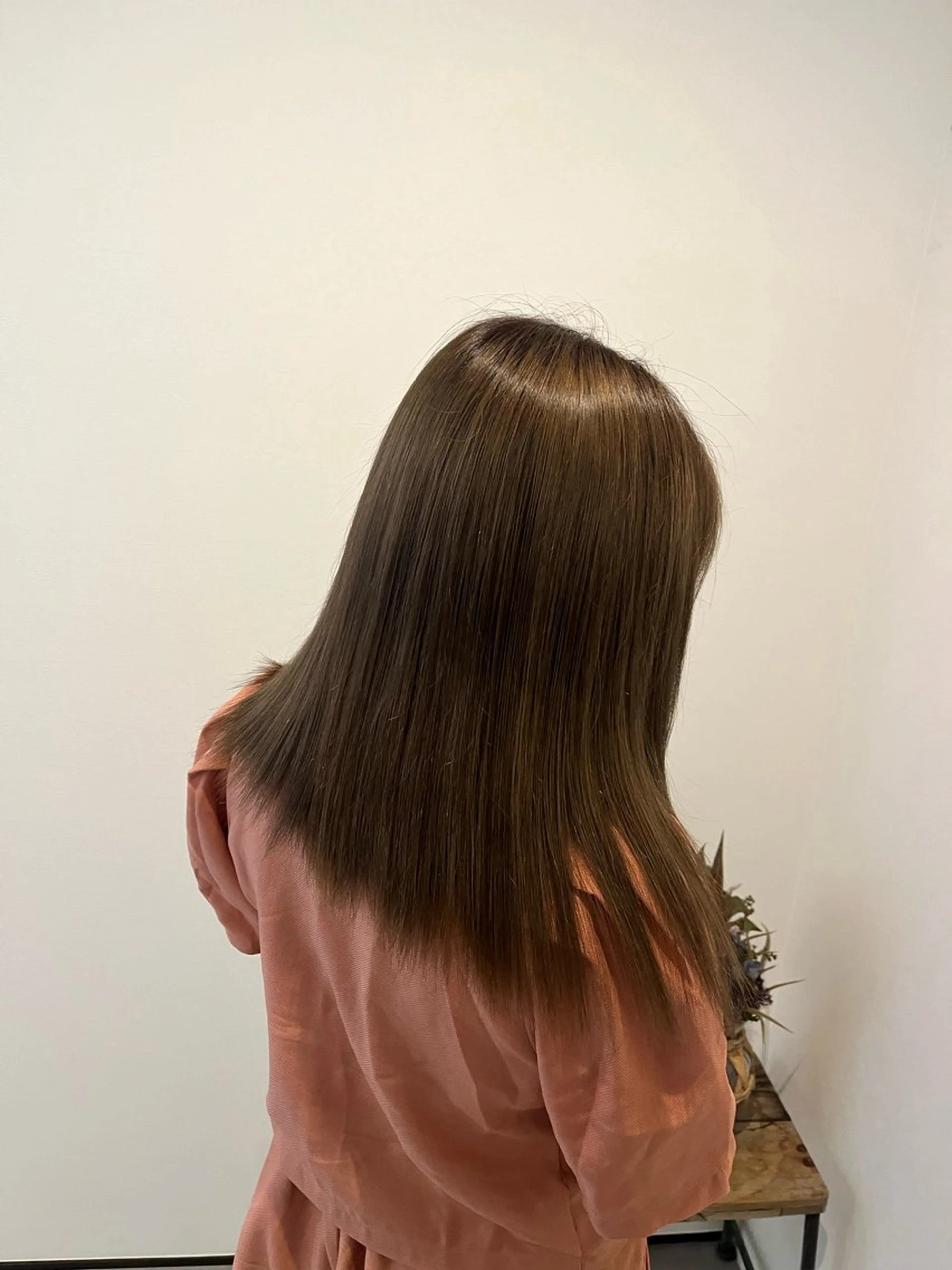 ミディアム カラー ベージュカラー オリーブベージュ ヘアカラー 黒川 綾音のヘアスタイル