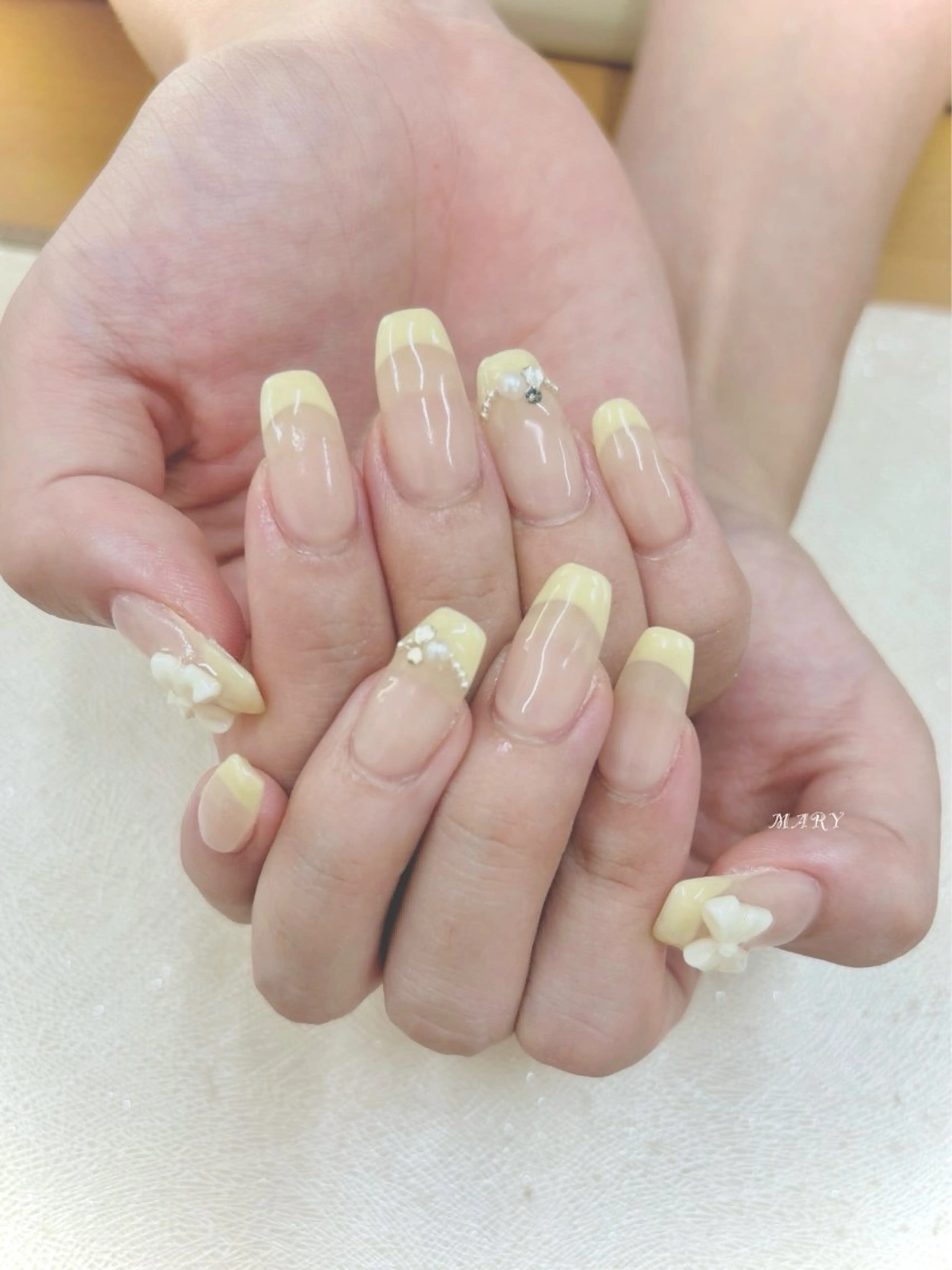 ネイル フレンチネイル ニュアンスネイル リボン 黄色 ハンドネイル Mary nail所属・Mary nail .narumiのネイルデザイン