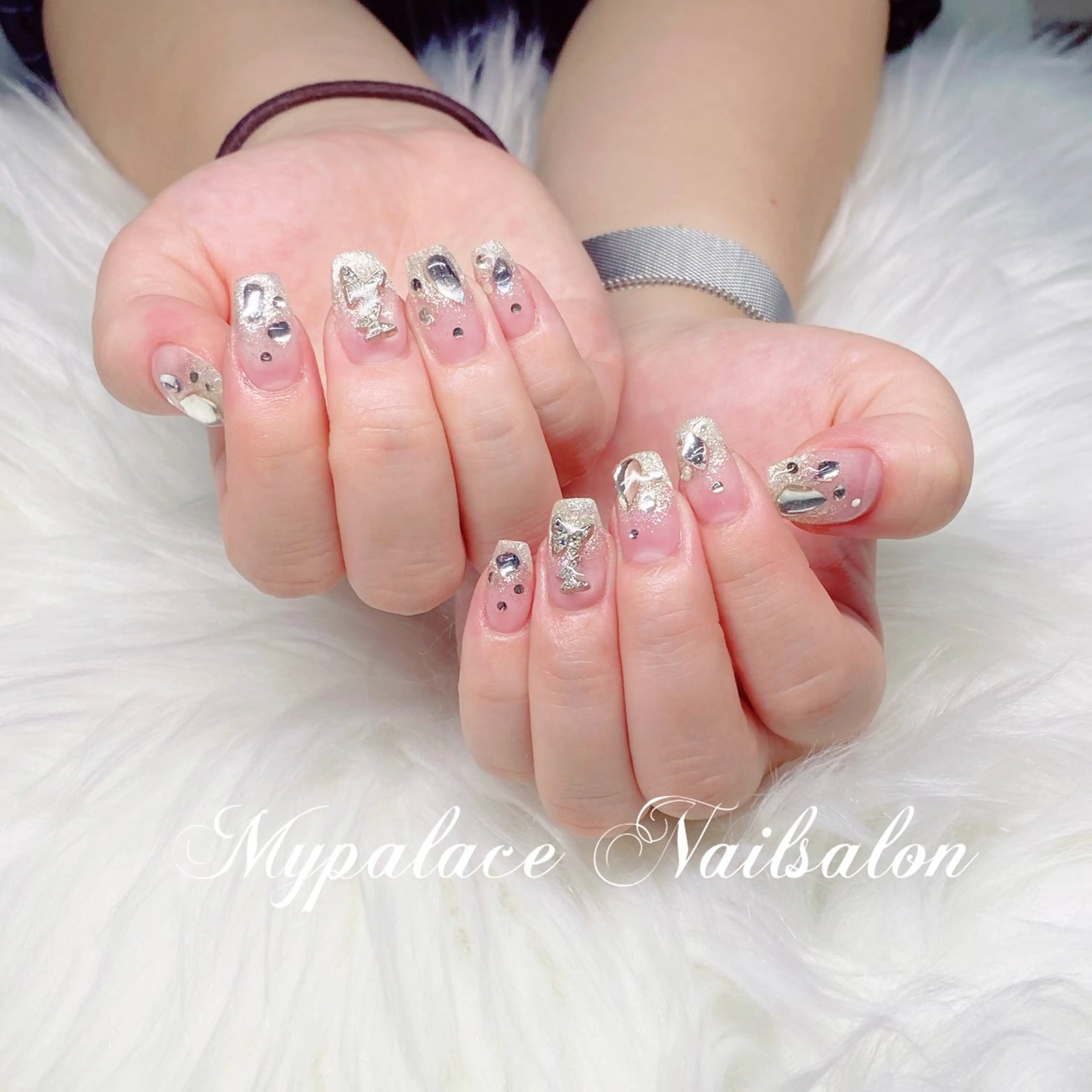 ネイル グラデーション キラキラネイル ラメ(グリッター) ラメグラデーション ストーンネイル ハンドネイル Yuis Nailスカルプ専門のネイルデザイン