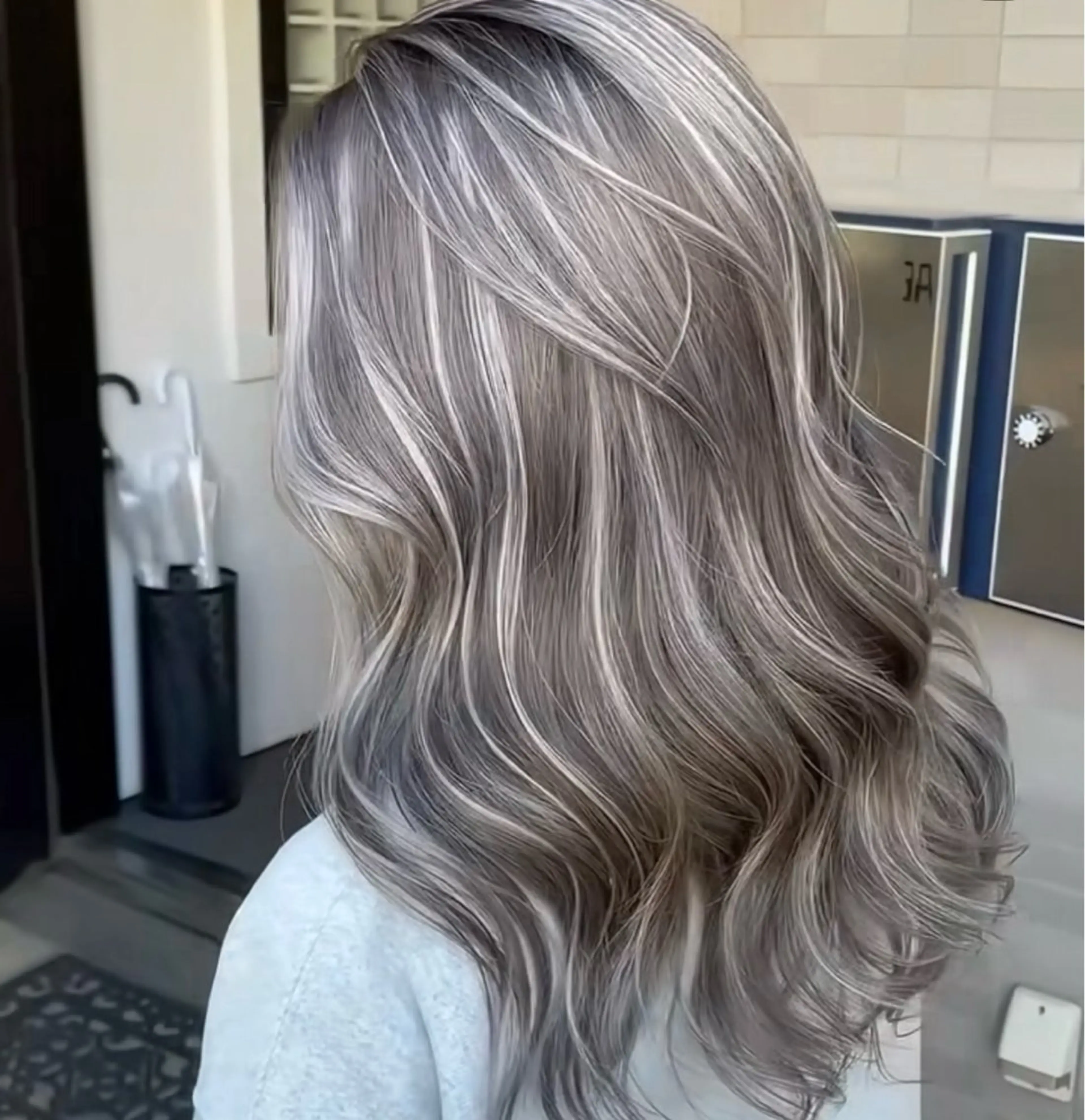 ロング カラー ブリーチ グレージュ ハイライトカラー ハイライト ヘアカラー 🌊海外ハイライト リタッチ/グレー系のヘアスタイル