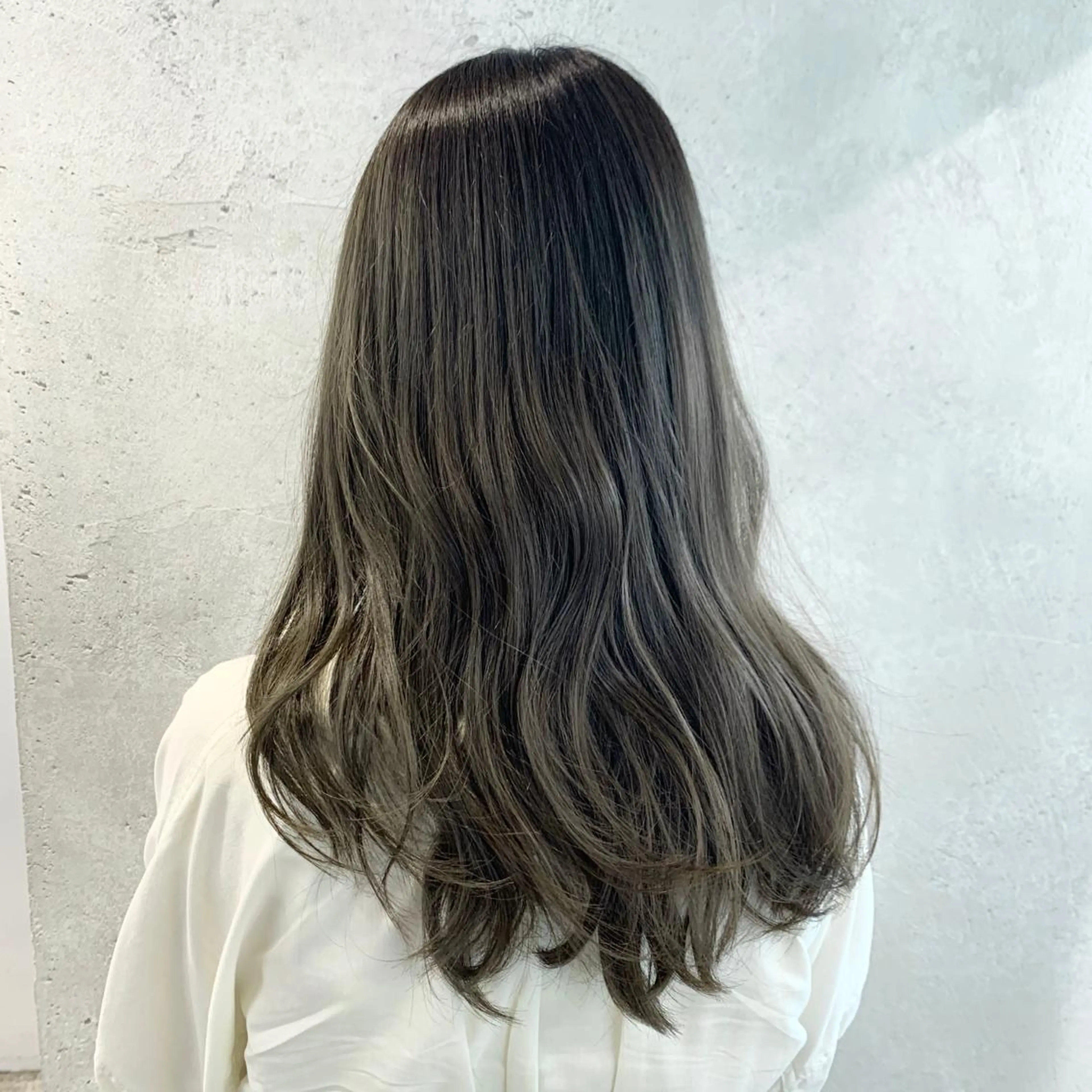 セミロング ヘアカラー 及川シゲル 髪質改善講師のヘアスタイル