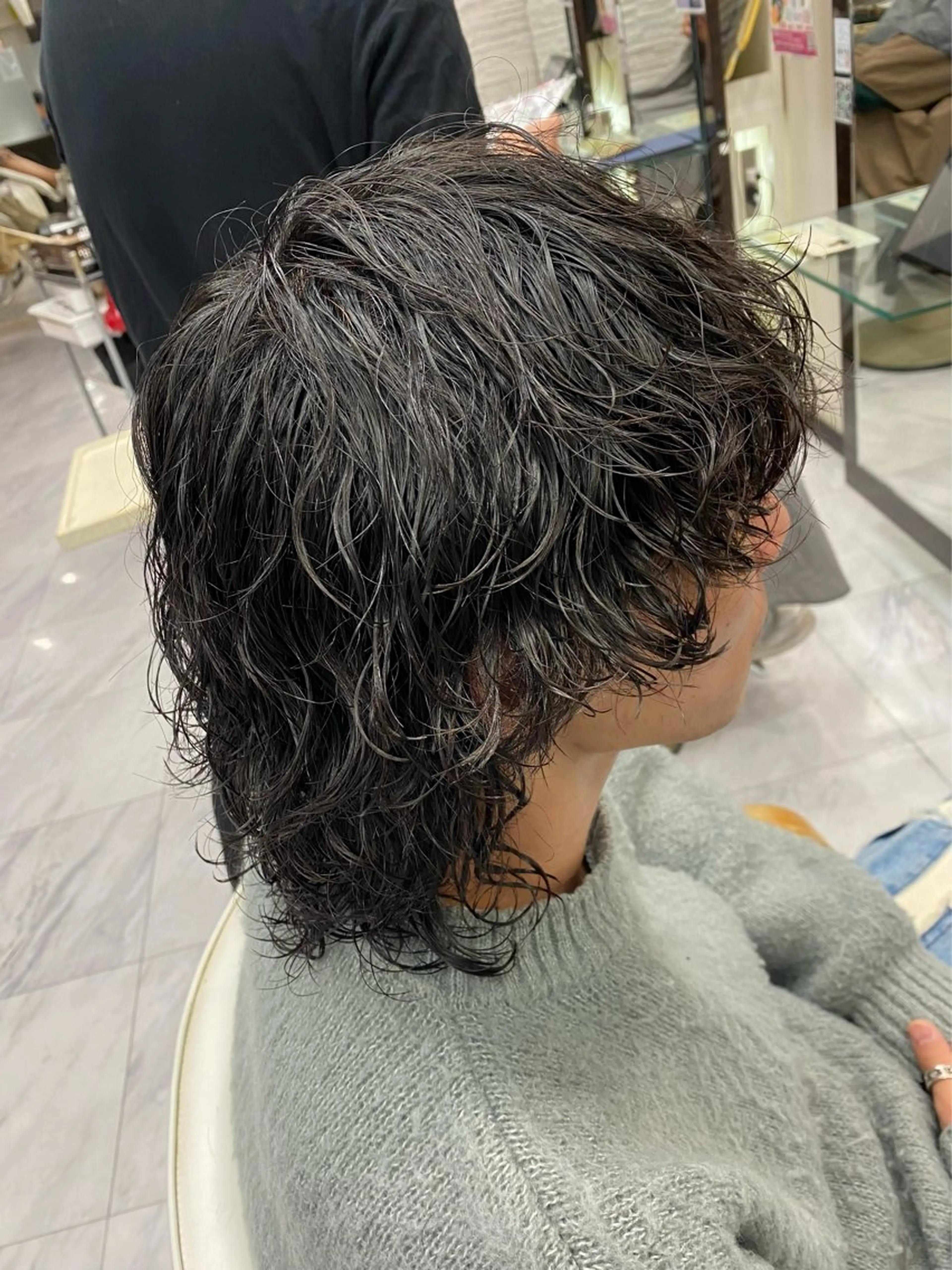ミディアム パーマ メンズ ミディアムパーマ メンズパーマ メンズツイストパーマ 波巻きパーマ メンズウルフカット カット パーマ トリートメント 🌴パーマオタク🌴 長谷川　諒佑🌈のヘアスタイル