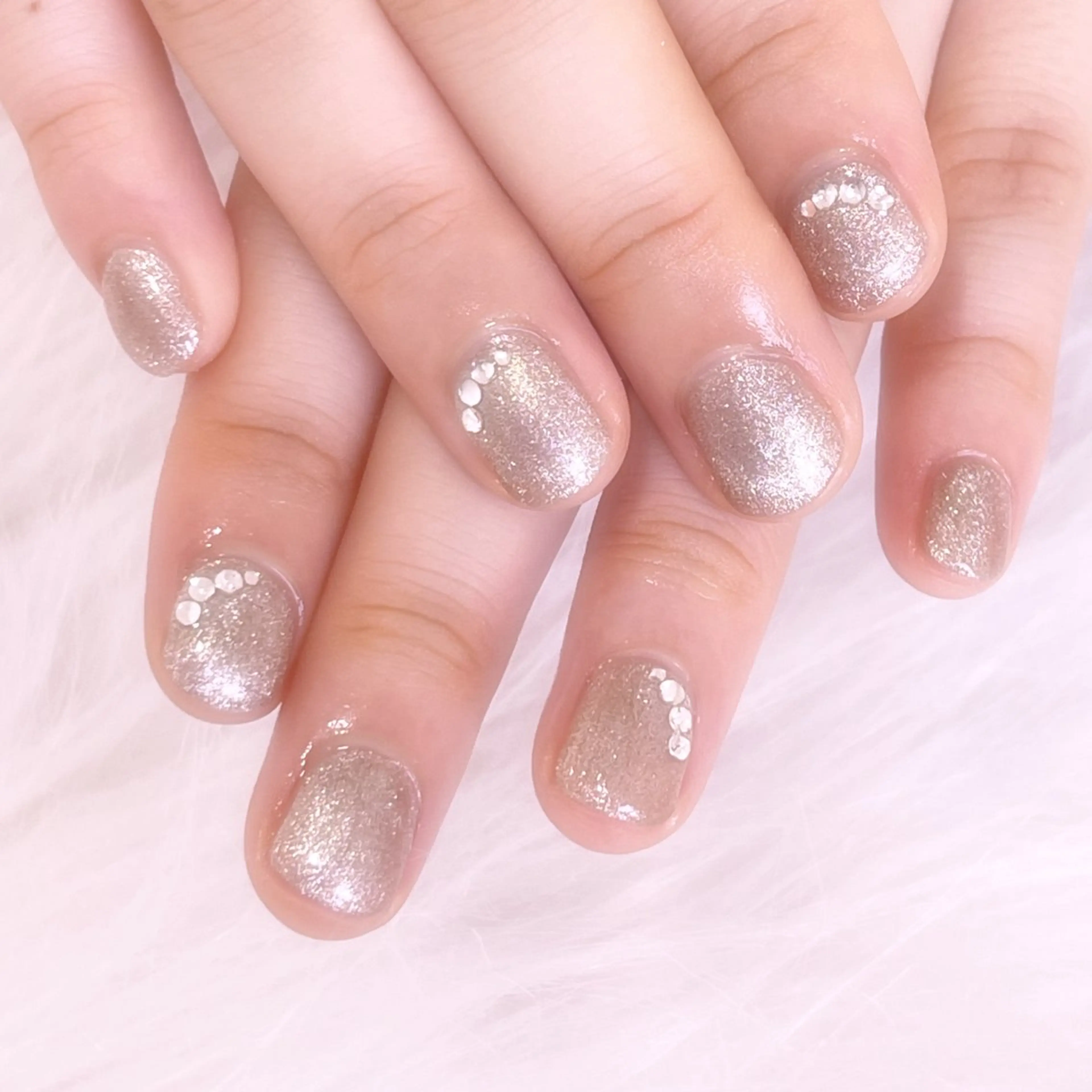 ネイル ストーンネイル ハンドネイル 梅島のネイル屋さん所属・梅島の ネイル屋さんのネイルデザイン