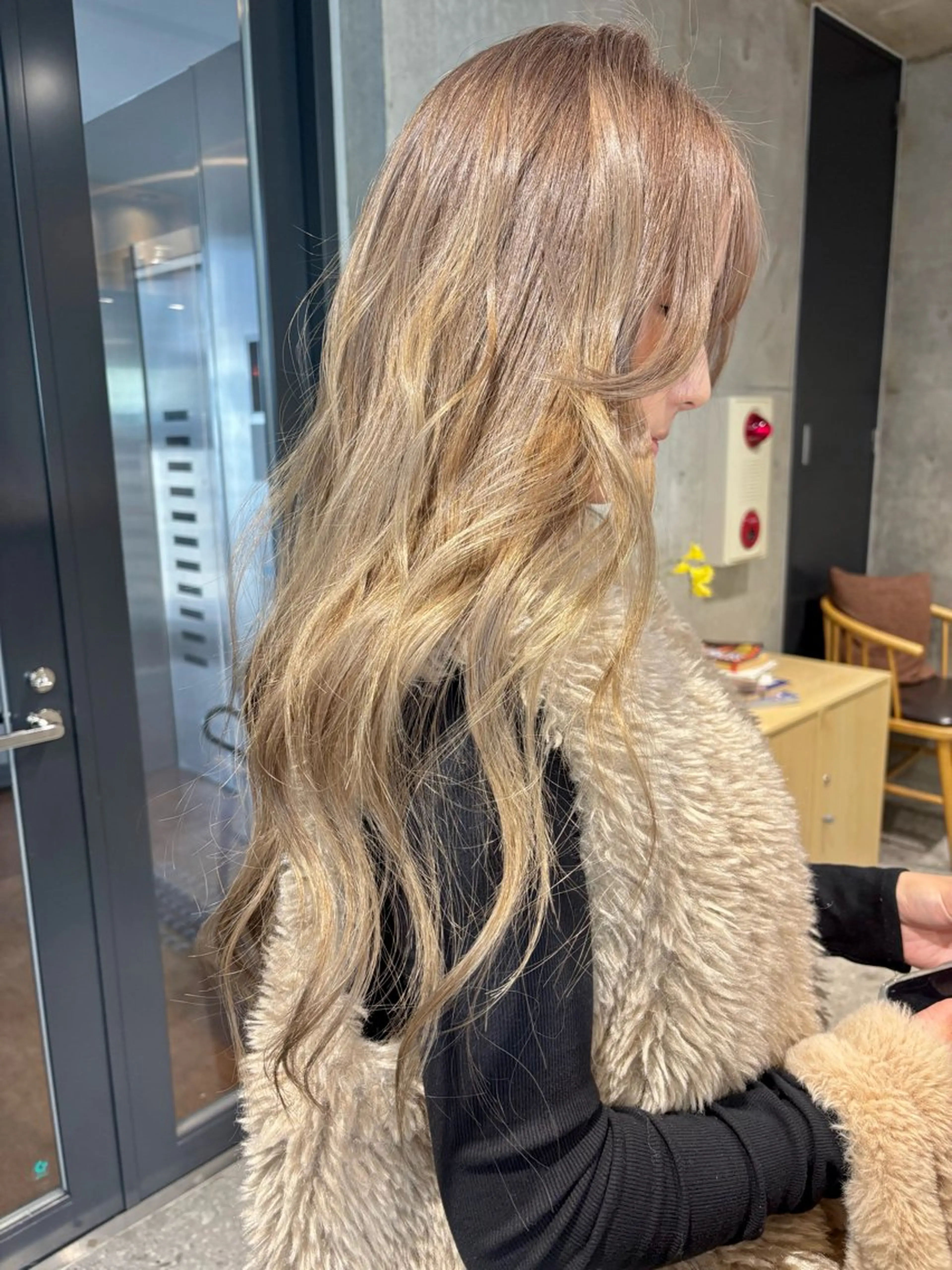 ロング カラー ベージュカラー ブリーチ ミルクティーベージュ ヘアカラー トリートメント ブリーチカラーレイヤ ーカット🦋annaのヘアスタイル