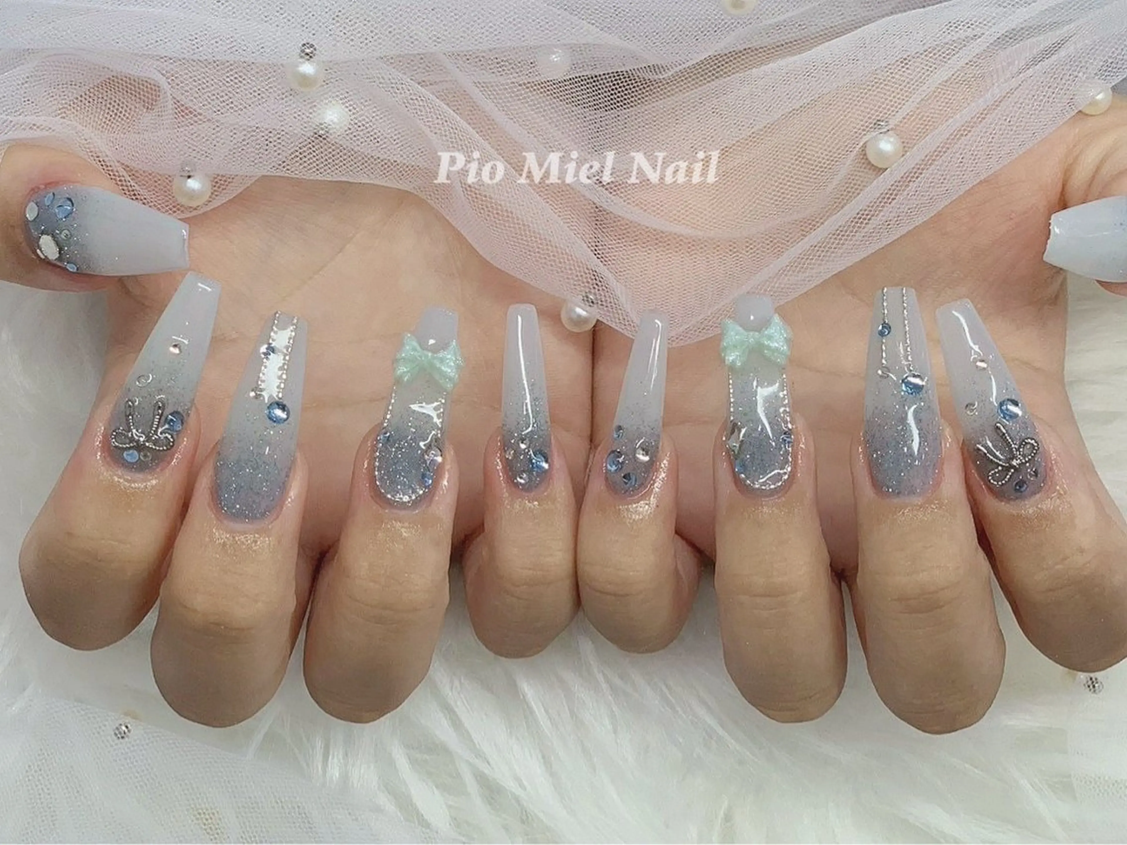 ネイル グラデーション ロングネイル リボン シルバー 冬ネイル ハンドネイル momo 長さだしのネイルデザイン