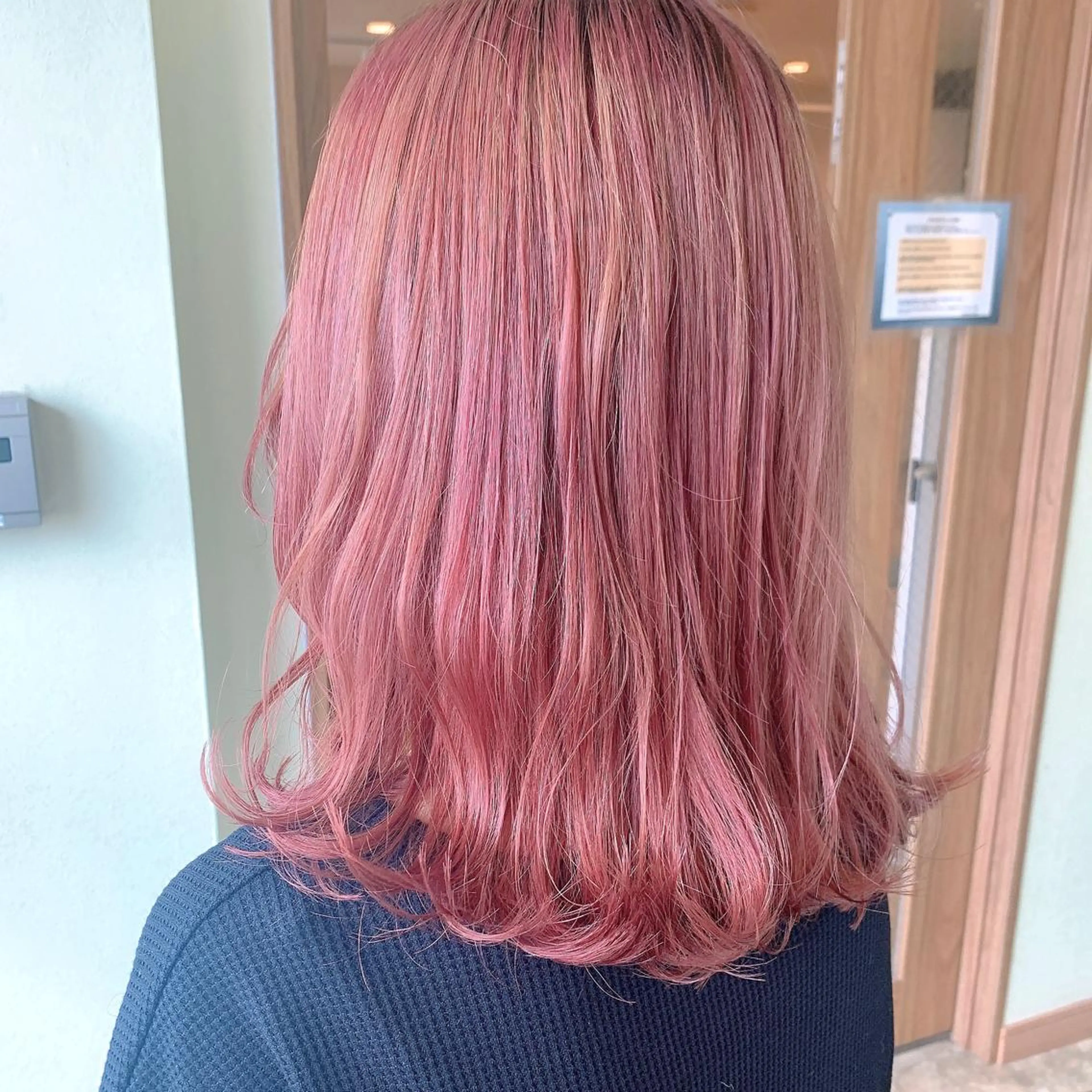 ミディアム カラー ベージュカラー ブリーチ 透明感カラー ピンクカラー ピンクベージュ NUMBER_ ユイナのヘアスタイル