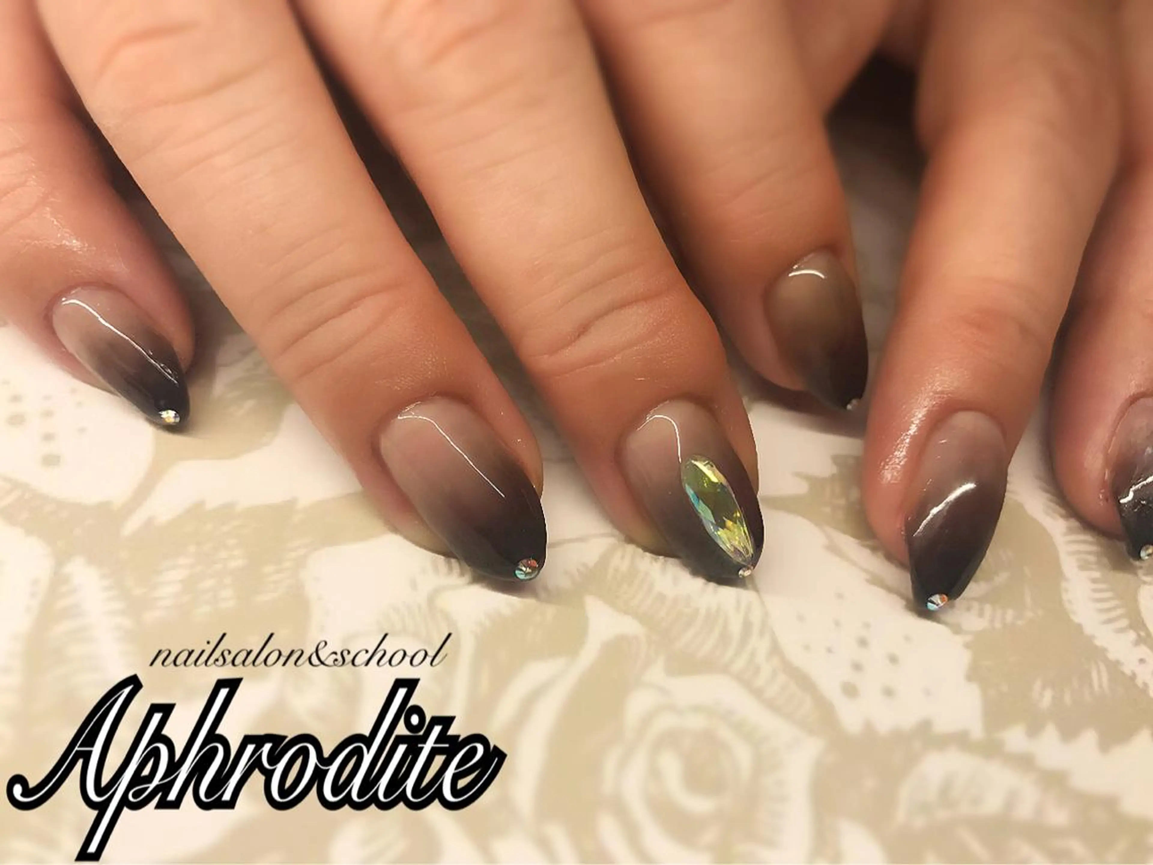 ネイル グラデーション ストーンネイル APHRODITE Nagisaのネイルデザイン
