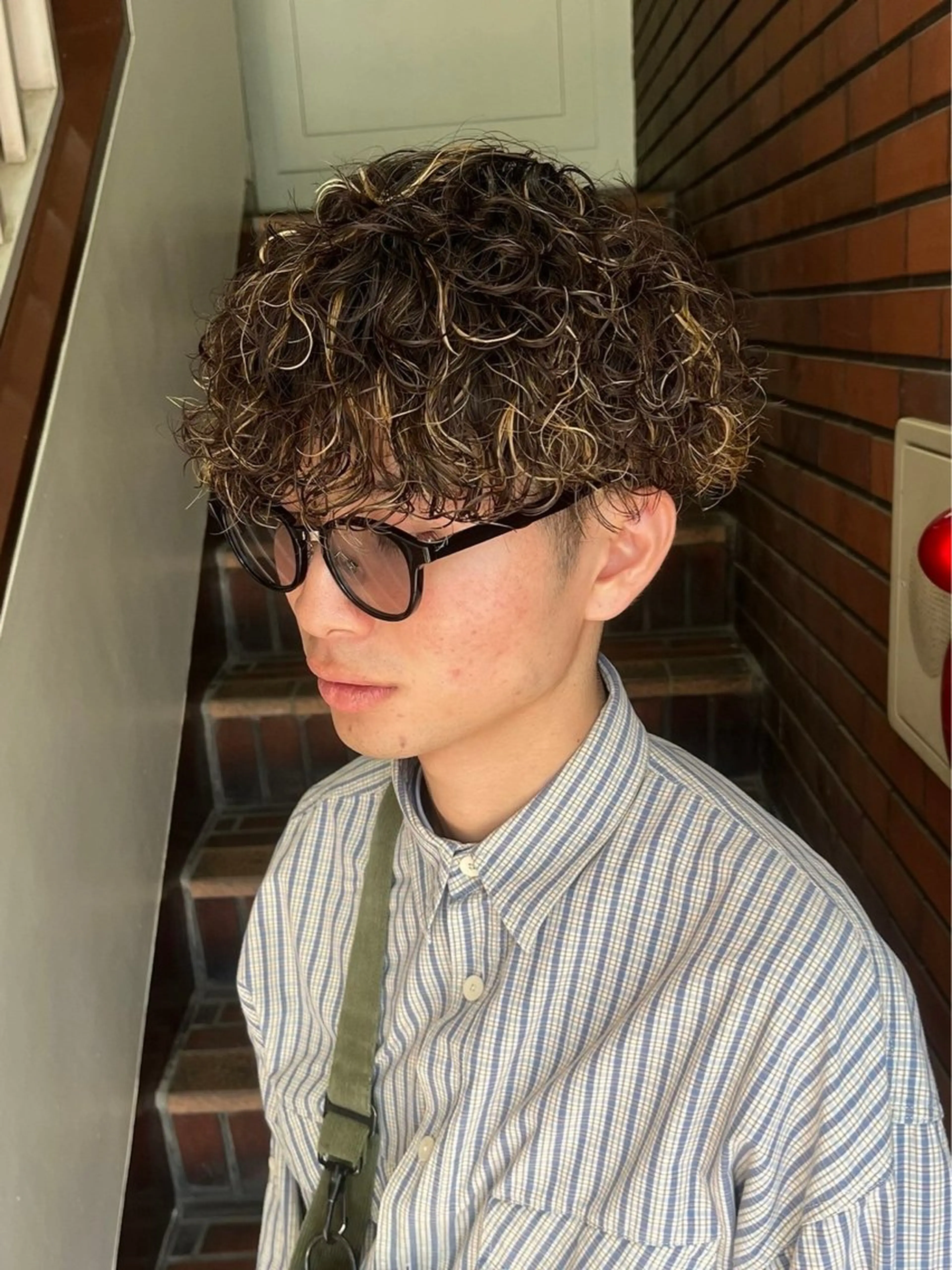 ショート カラー パーマ メンズ メンズハイライト メンズパーマ プードルパーマ 波巻きパーマ ハイライトカラー カット ヘアカラー パーマ カルマ・ニュアンス パーマ　須田龍世のヘアスタイル