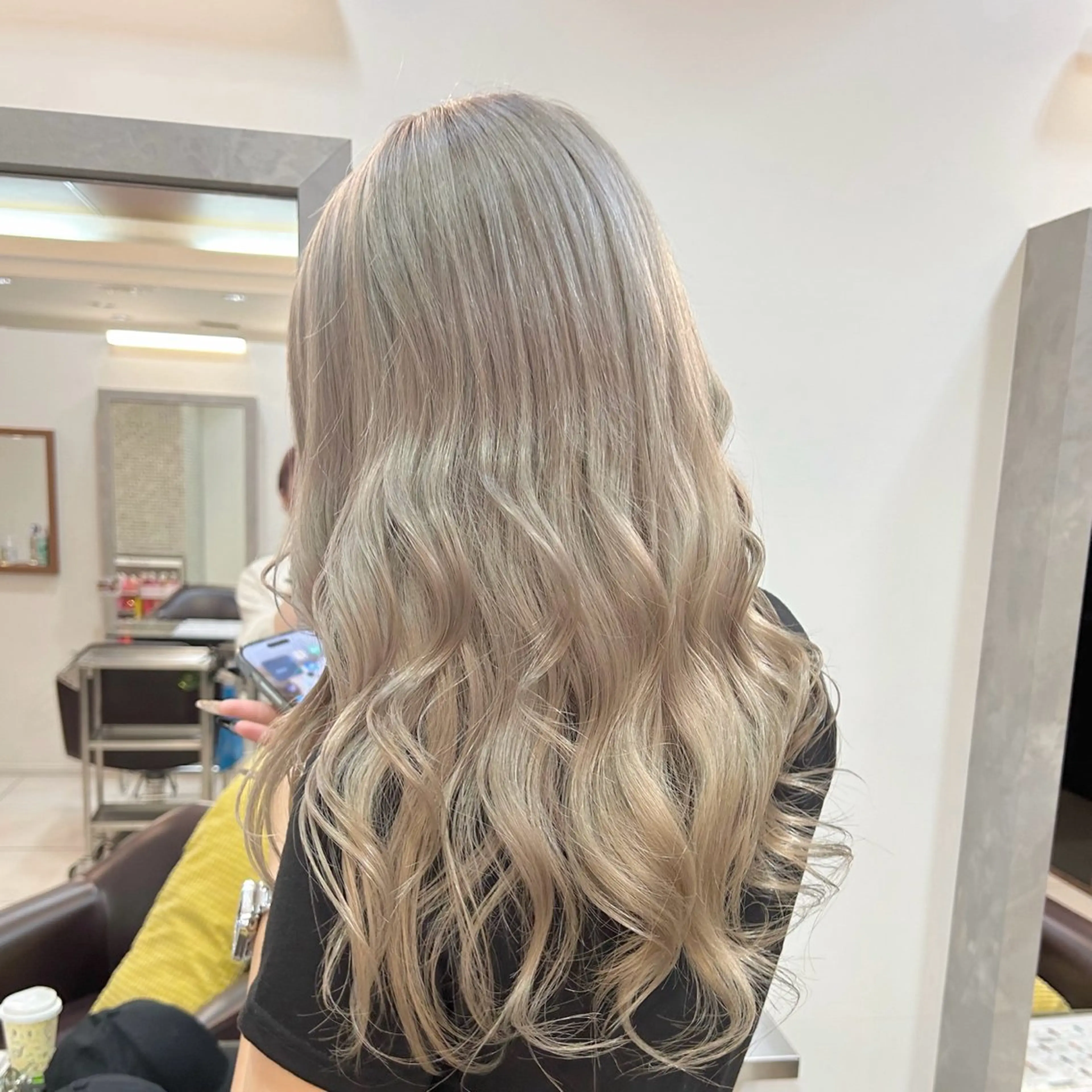 セミロング カラー ブリーチ グレージュ シルバー ホワイトシルバー トップスタイリスト 林すずかのヘアスタイル