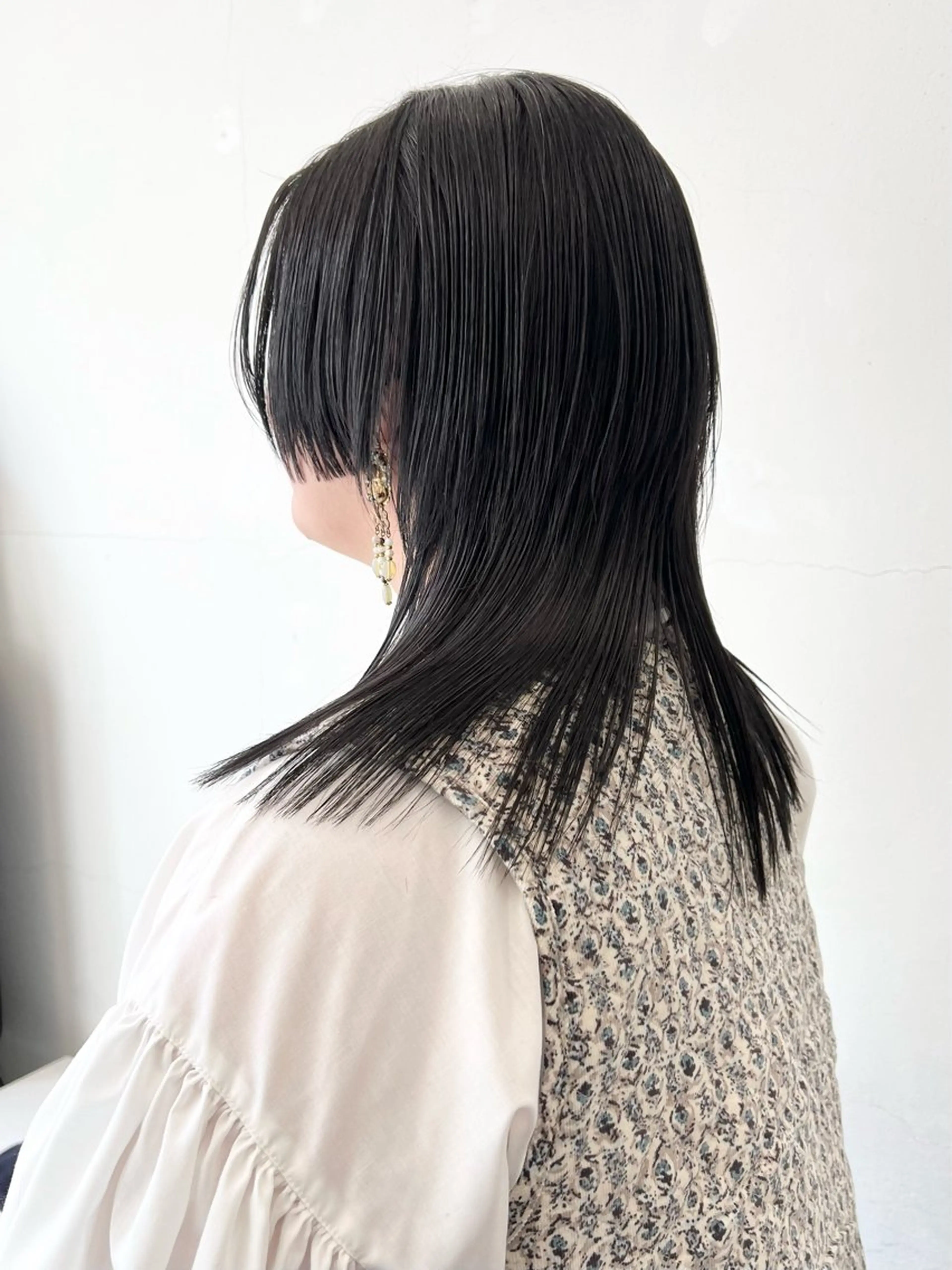 ミディアム カラー 黒髪 ブルーカラー ブルーブラック 顔まわりレイヤー 姫カット カット HARU//原宿🤍 リピート率NO.1のヘアスタイル