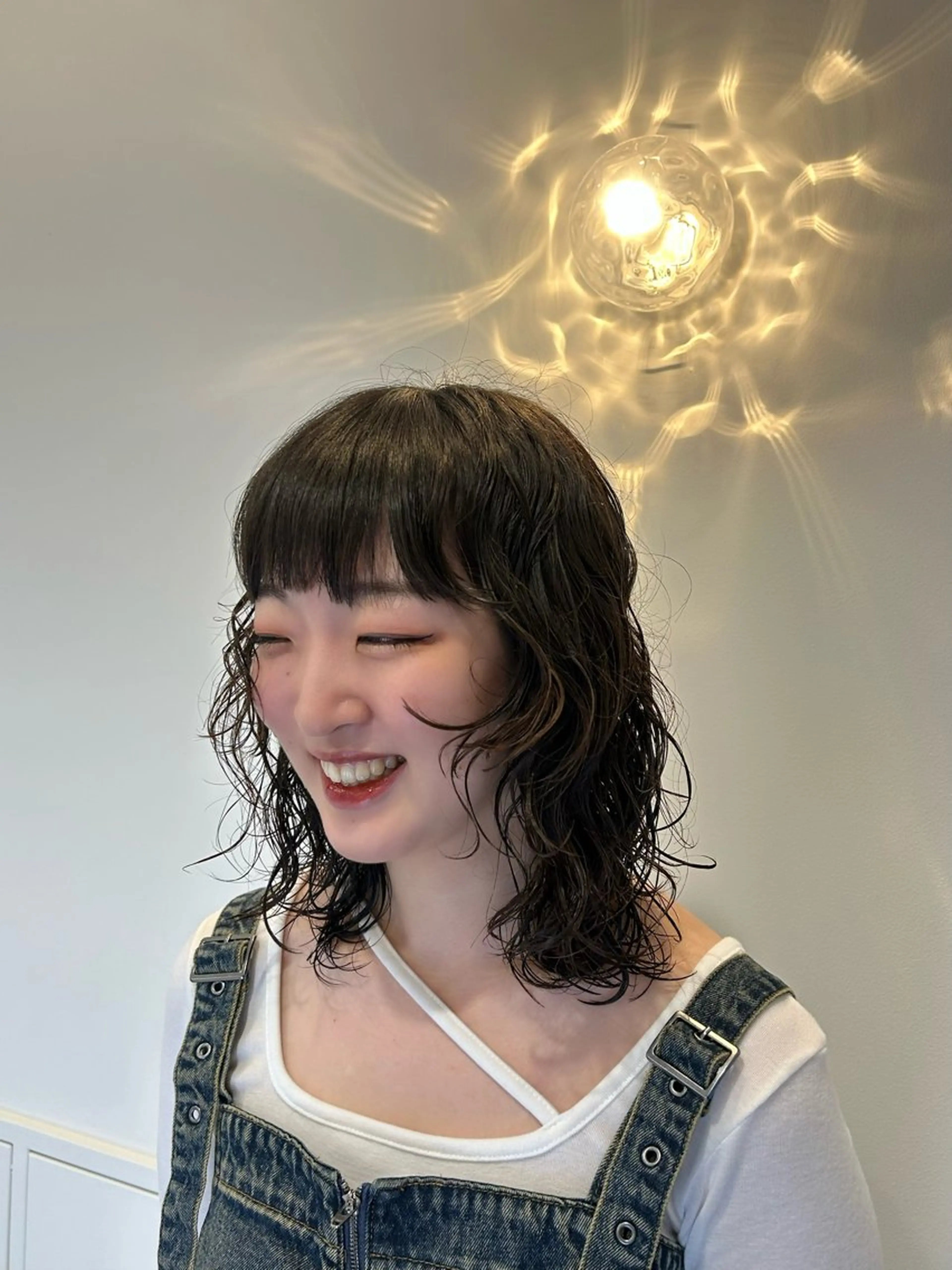 ミディアム パーマ 顔周りカット レイヤーカット gigs double所属・萩野 百香のヘアスタイル