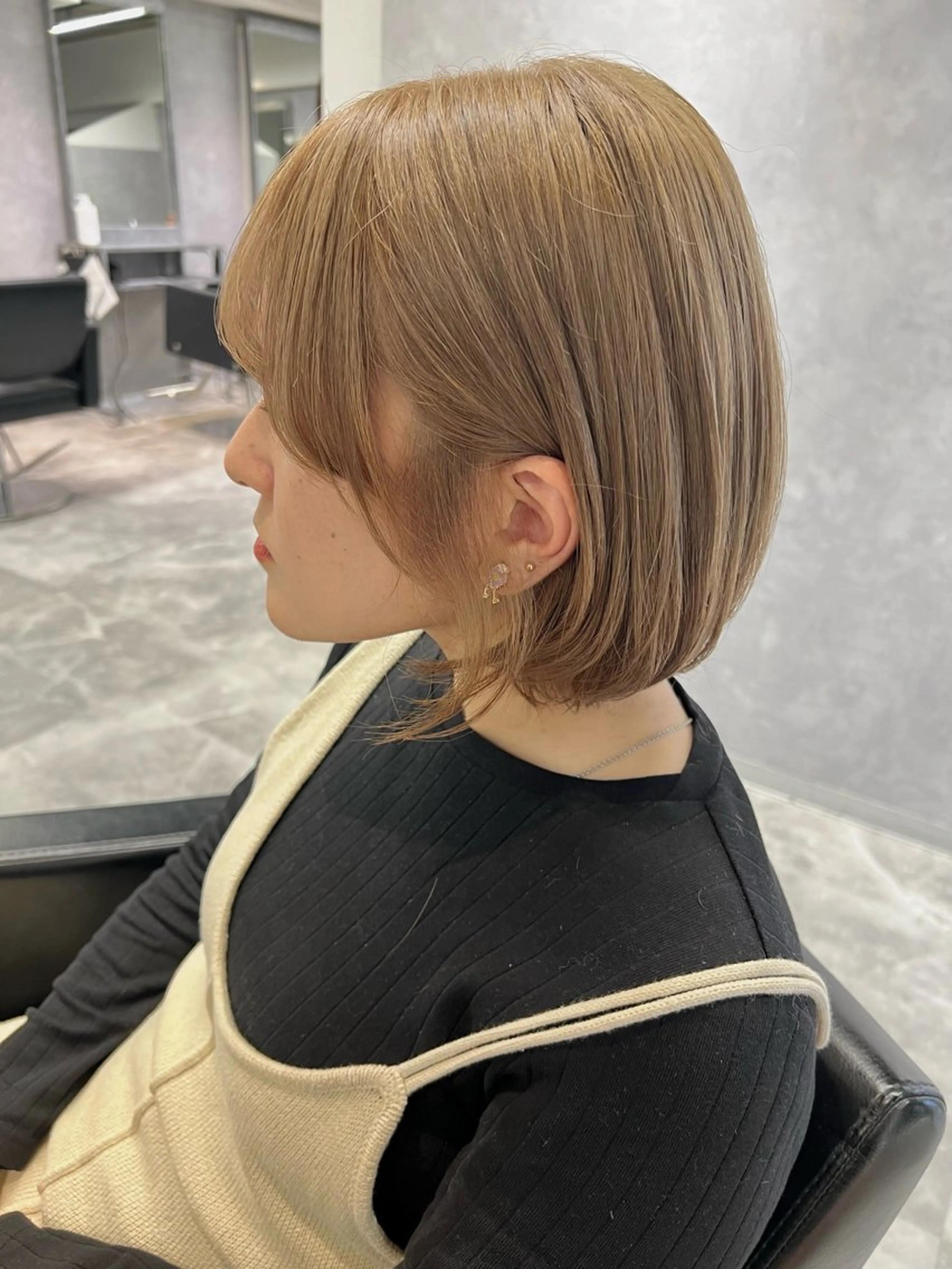 ショート カラー ブリーチ ケアブリーチ トリートメント TOMONA👑 ミルクティーレイヤーのヘアスタイル