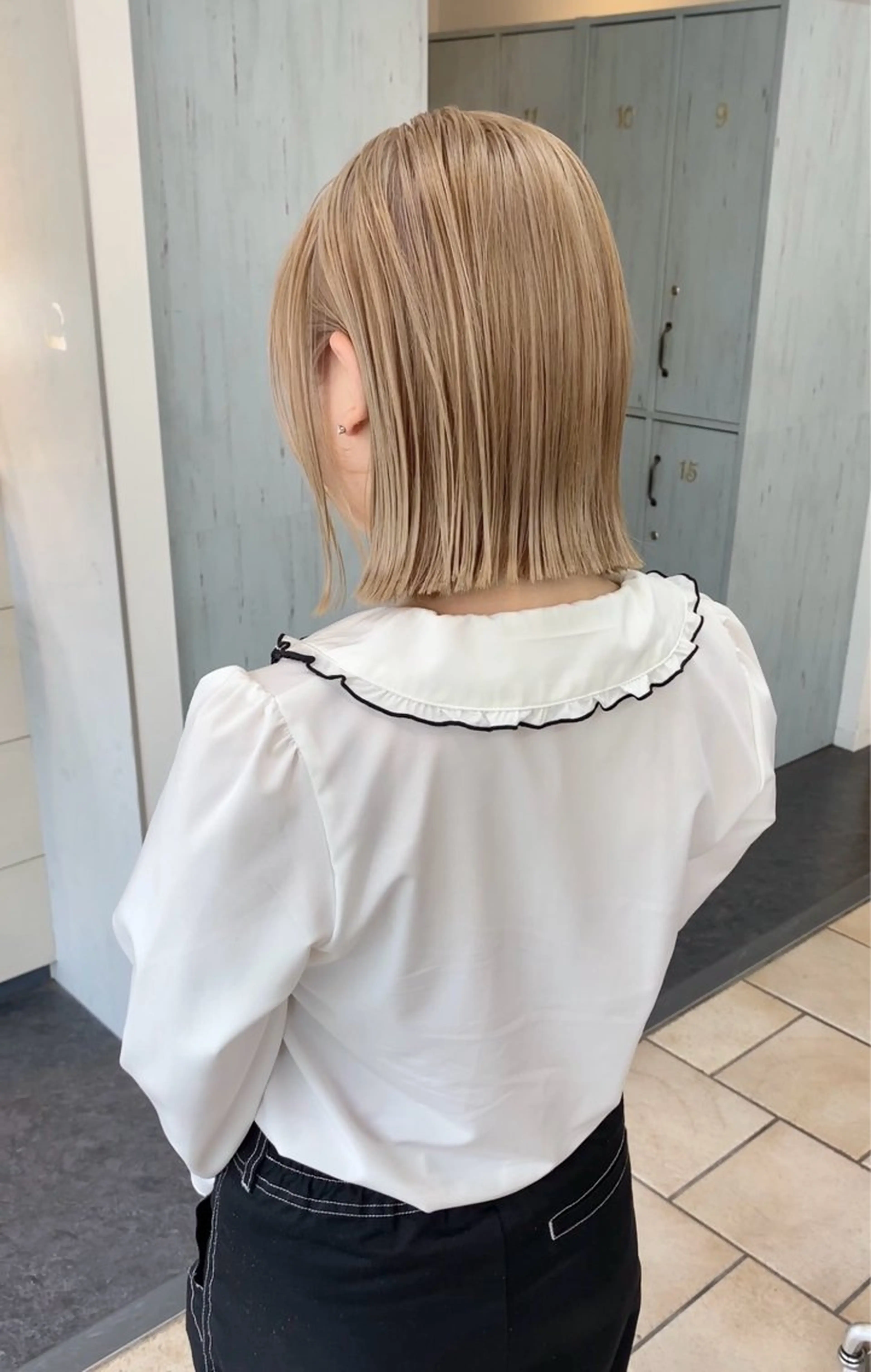 ミディアム カラー 切りっぱなしボブ ベージュカラー 抜きっぱなしブロンド ブロンド ハイトーンカラー ✨原宿ハイトーン ブリーチ職人菊池のヘアスタイル