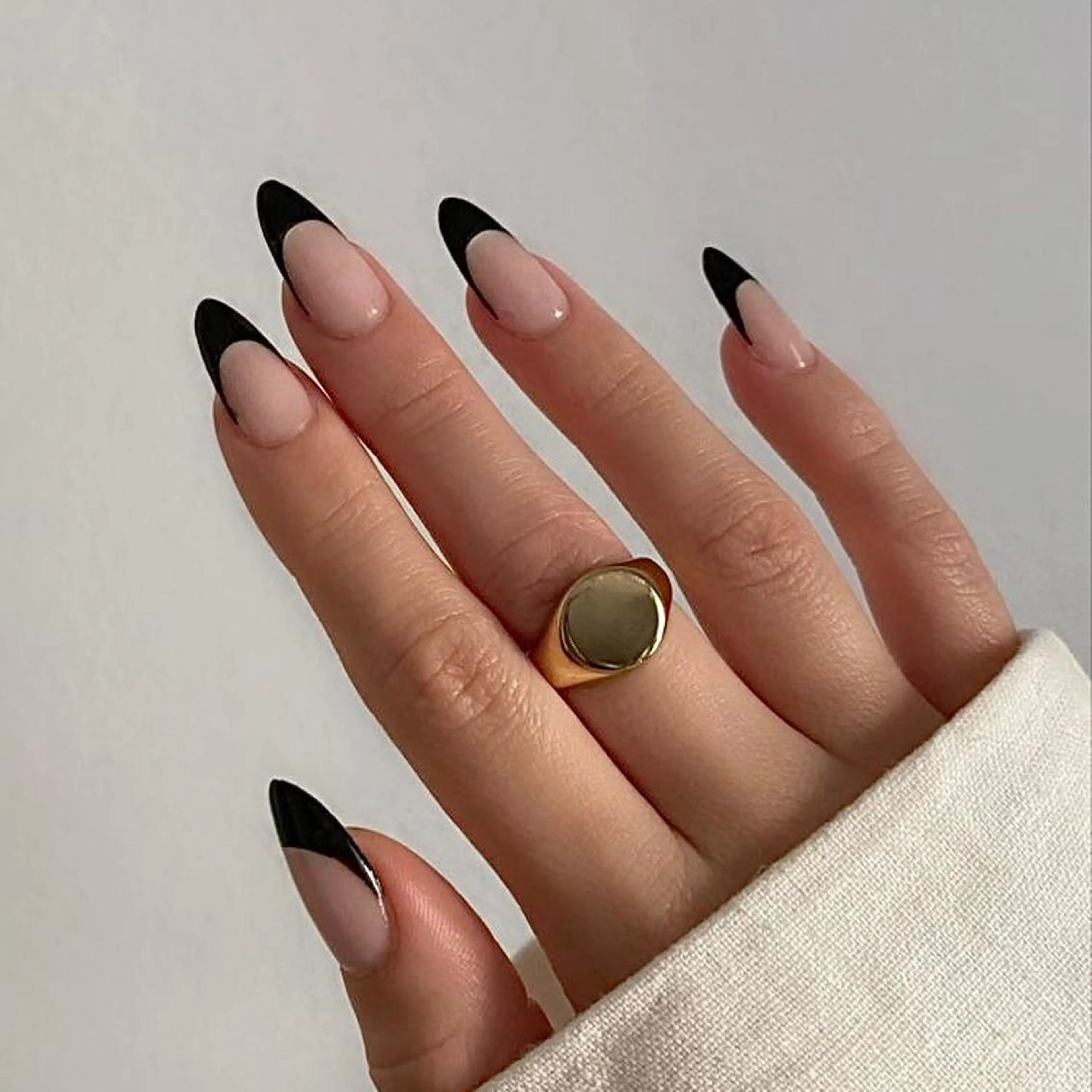 【Jrネイリストクーポン🌼】ハンド💅🏻フレンチ　オフ有り（ベースカラー無し）✨初回オフ無料✨の写真
