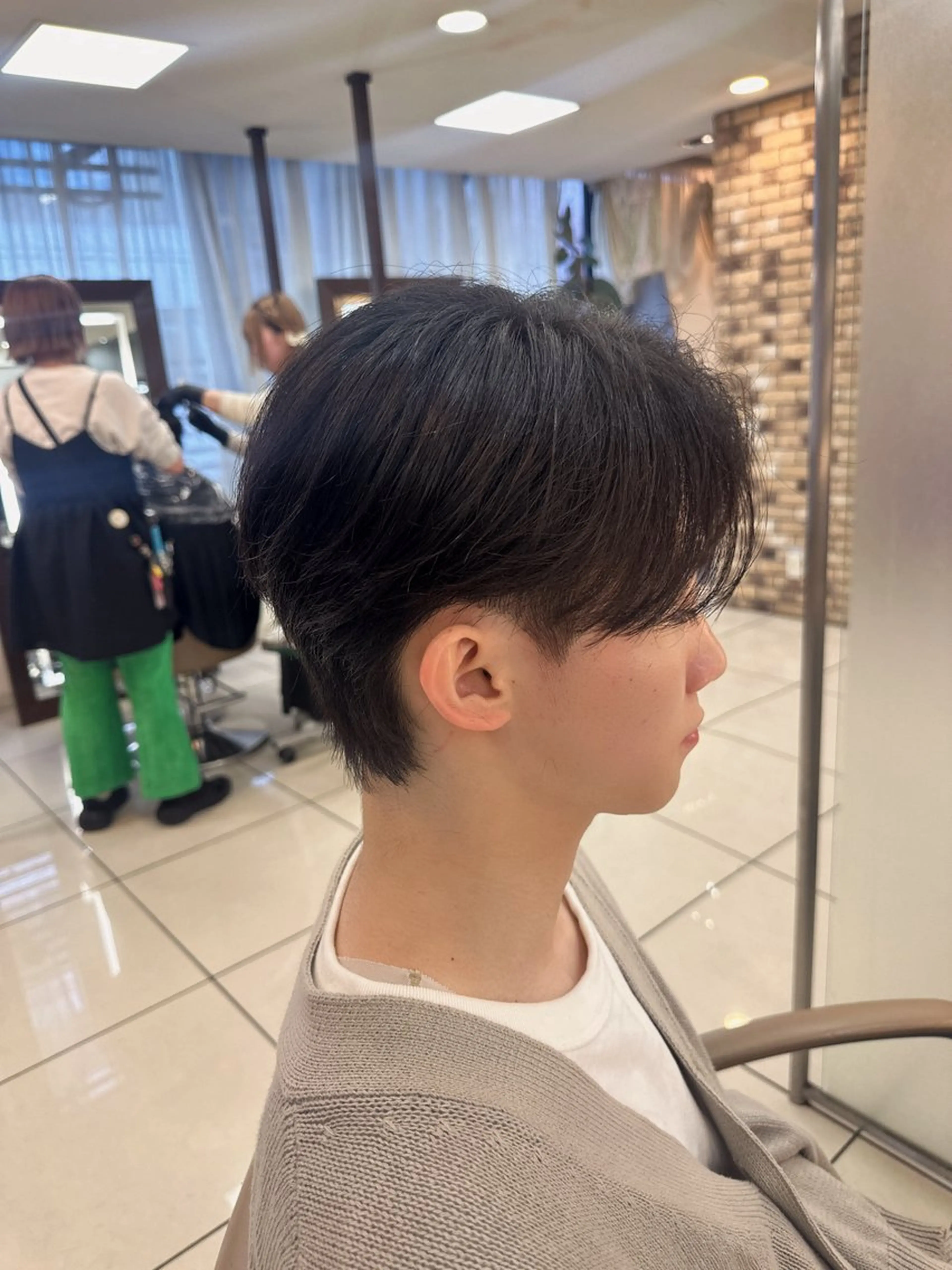メンズ カット ラウンドマッシュシャ ドウニュアンスパーマのヘアスタイル