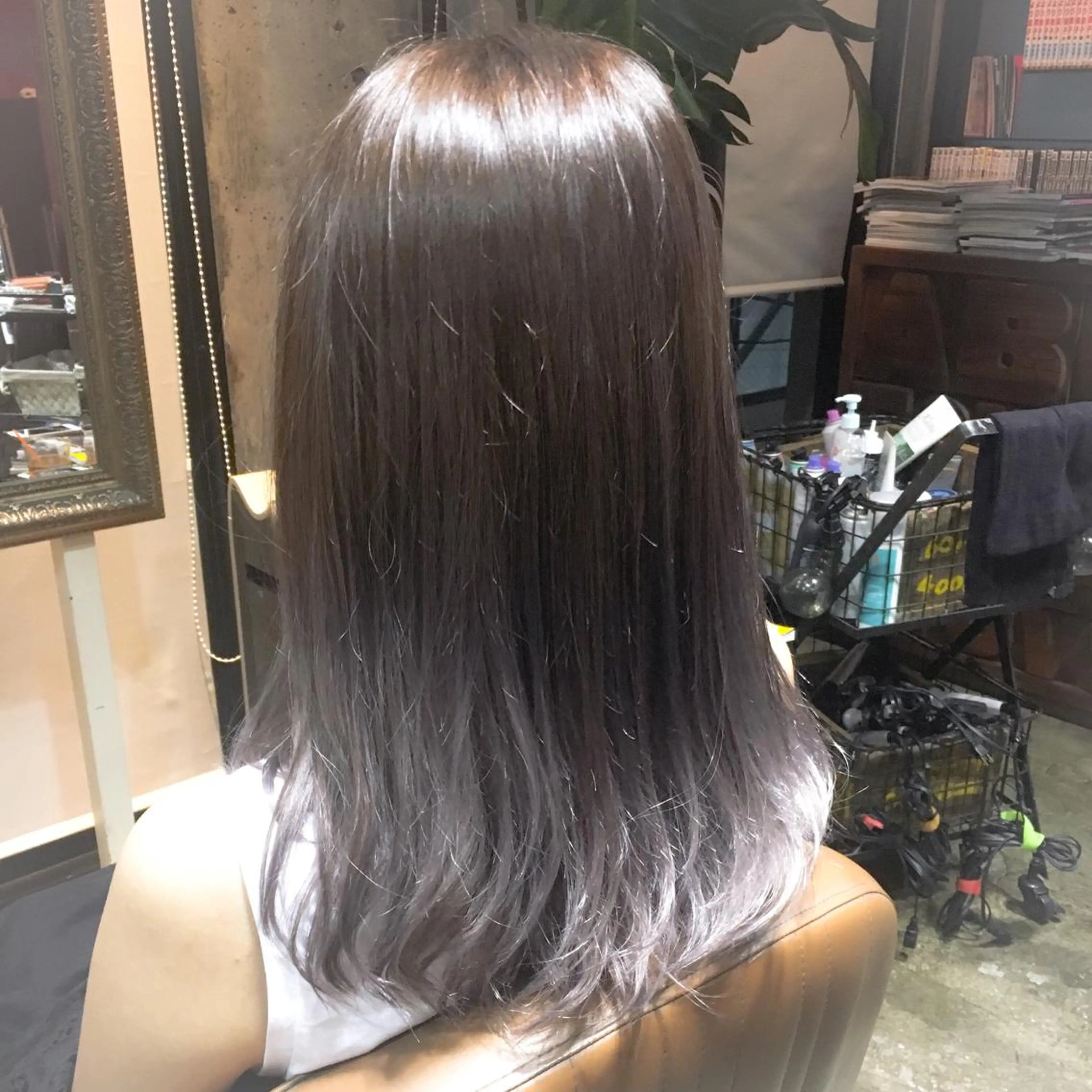 セミロング カラー 透明感カラー グラデーションカラー グレージュ シルバー シルバーグレージュ 北條 優輝のヘアスタイル