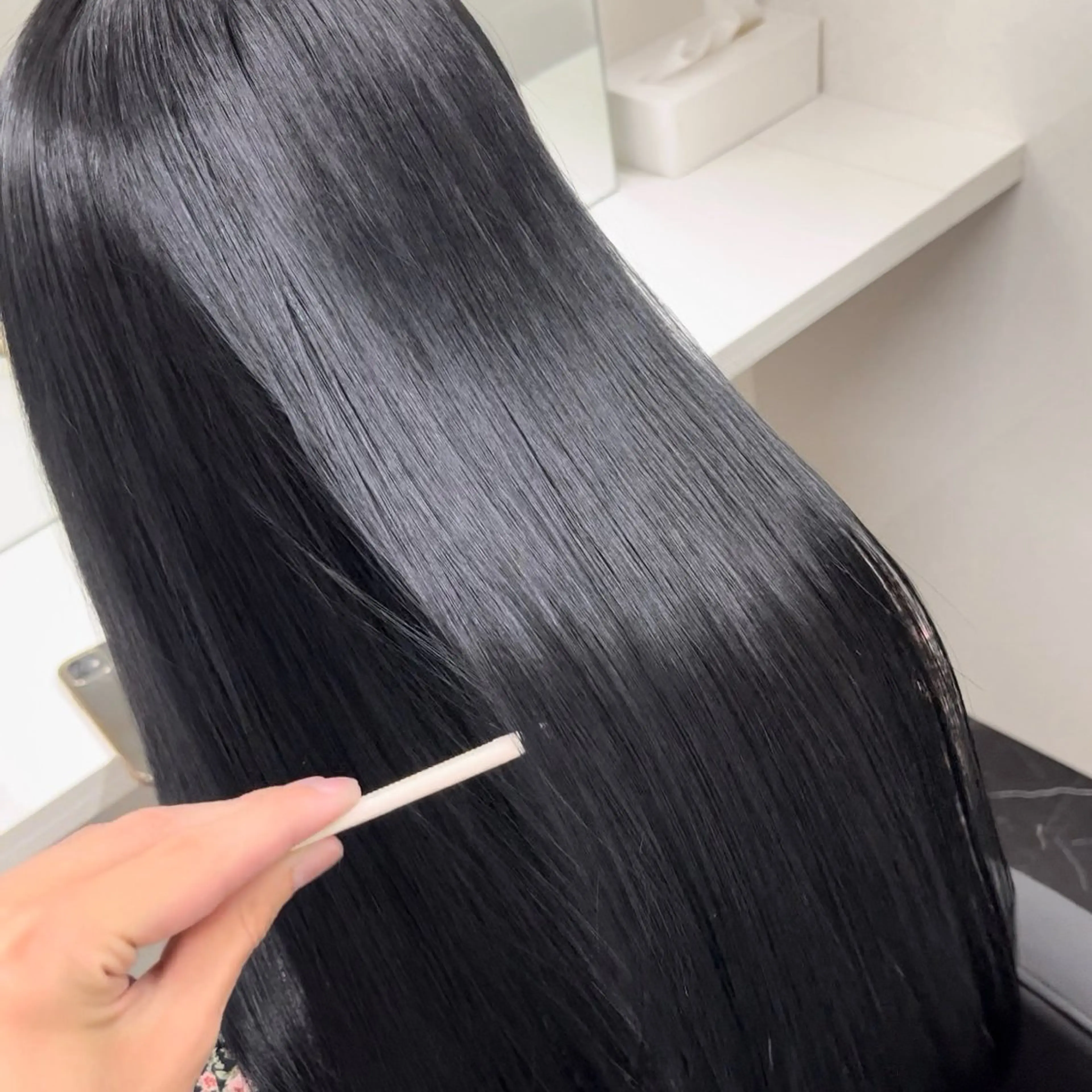 セミロング カラー ベージュカラー 黒髪 ブリーチ ブルーカラー ブルーブラック ヘアカラー トリートメント ハイトーン/ 髪質改善/上質艶髪のヘアスタイル