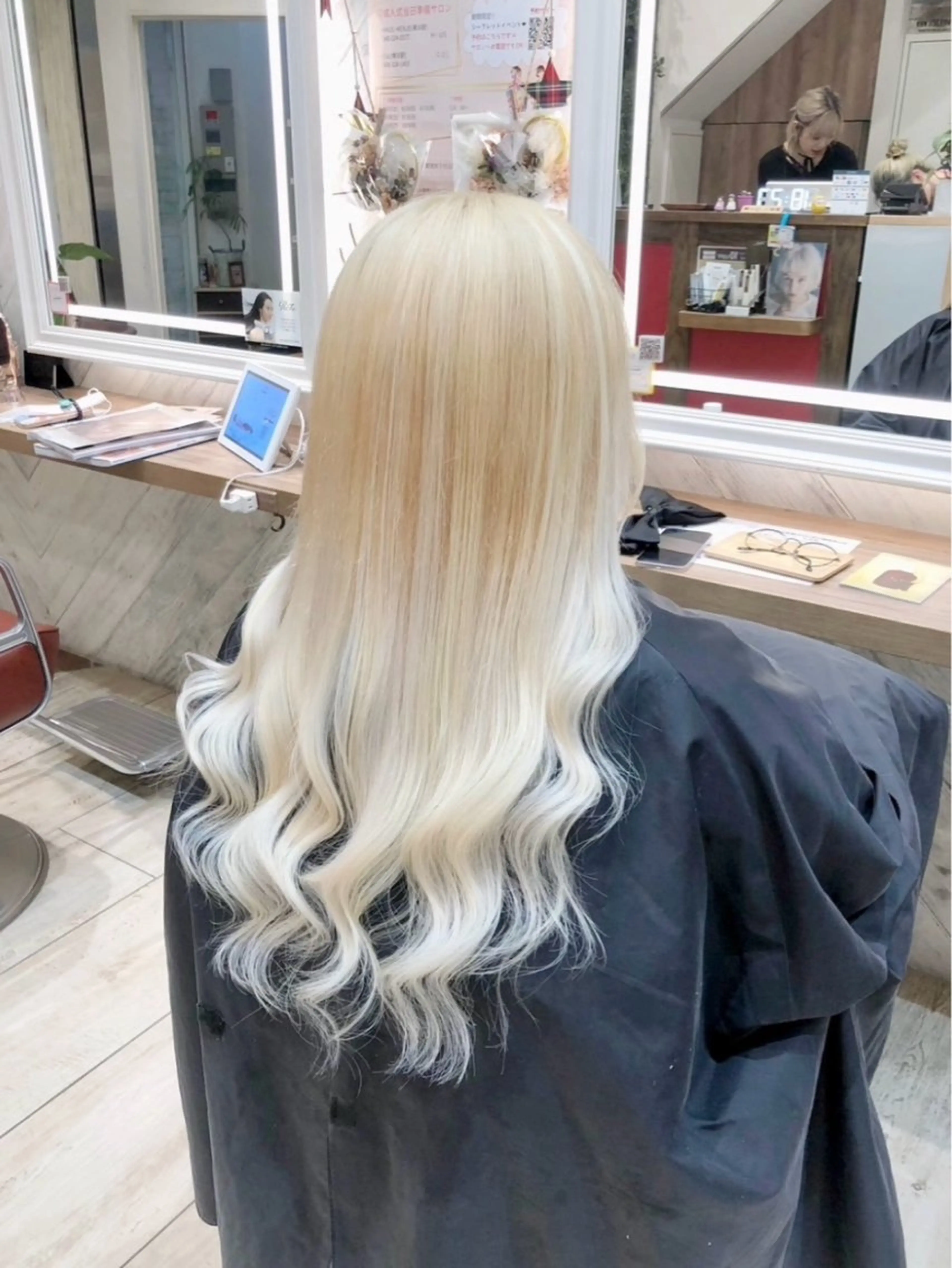 ロング エクステ エクステ ブロンドブリーチ カラーシールエクステのヘアスタイル