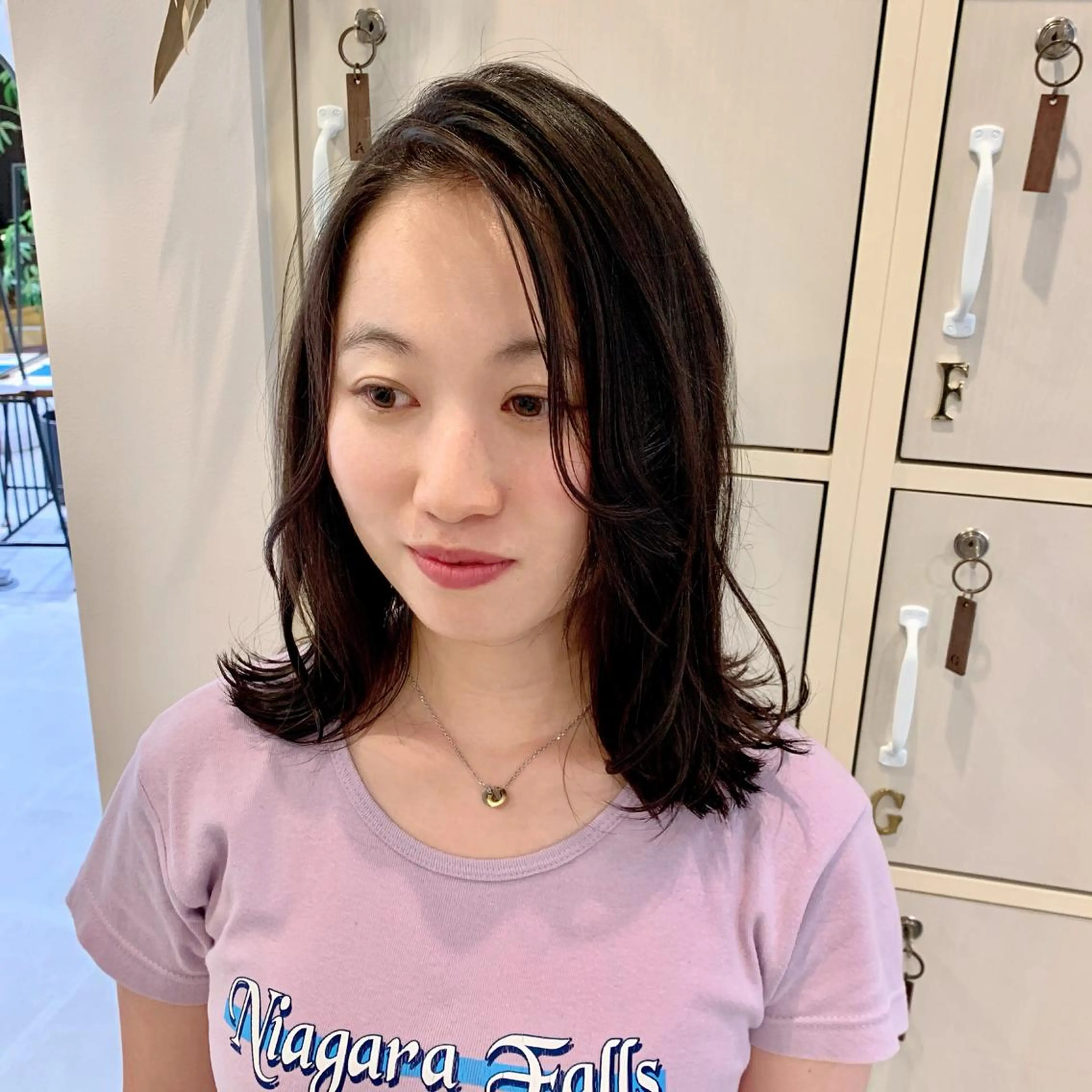 ミディアム かきあげバング cher. 新井瑞希のヘアスタイル