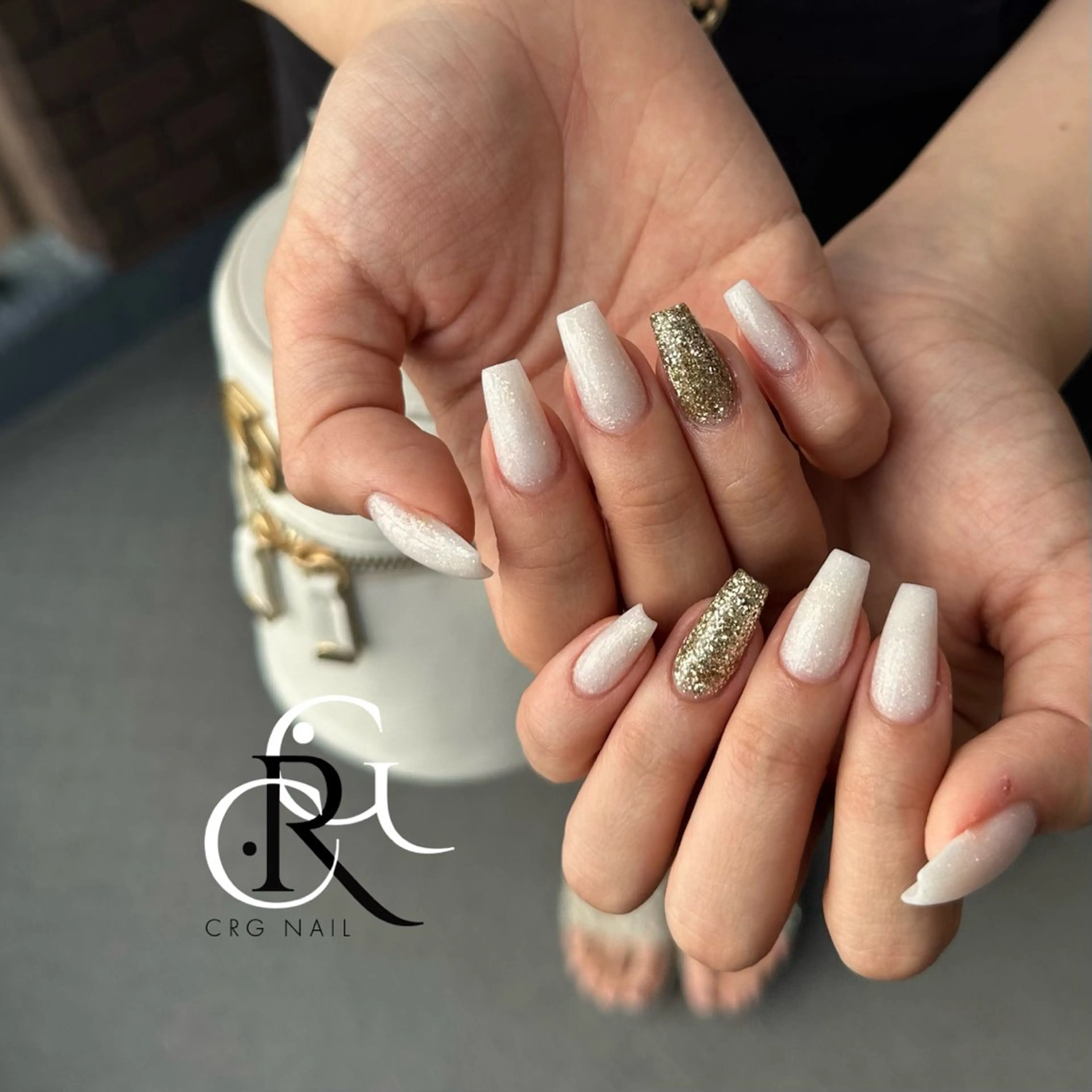 ネイル ゴールド ラメ(グリッター) ストーンネイル ホワイト CRGNAIL TOKOのネイルデザイン