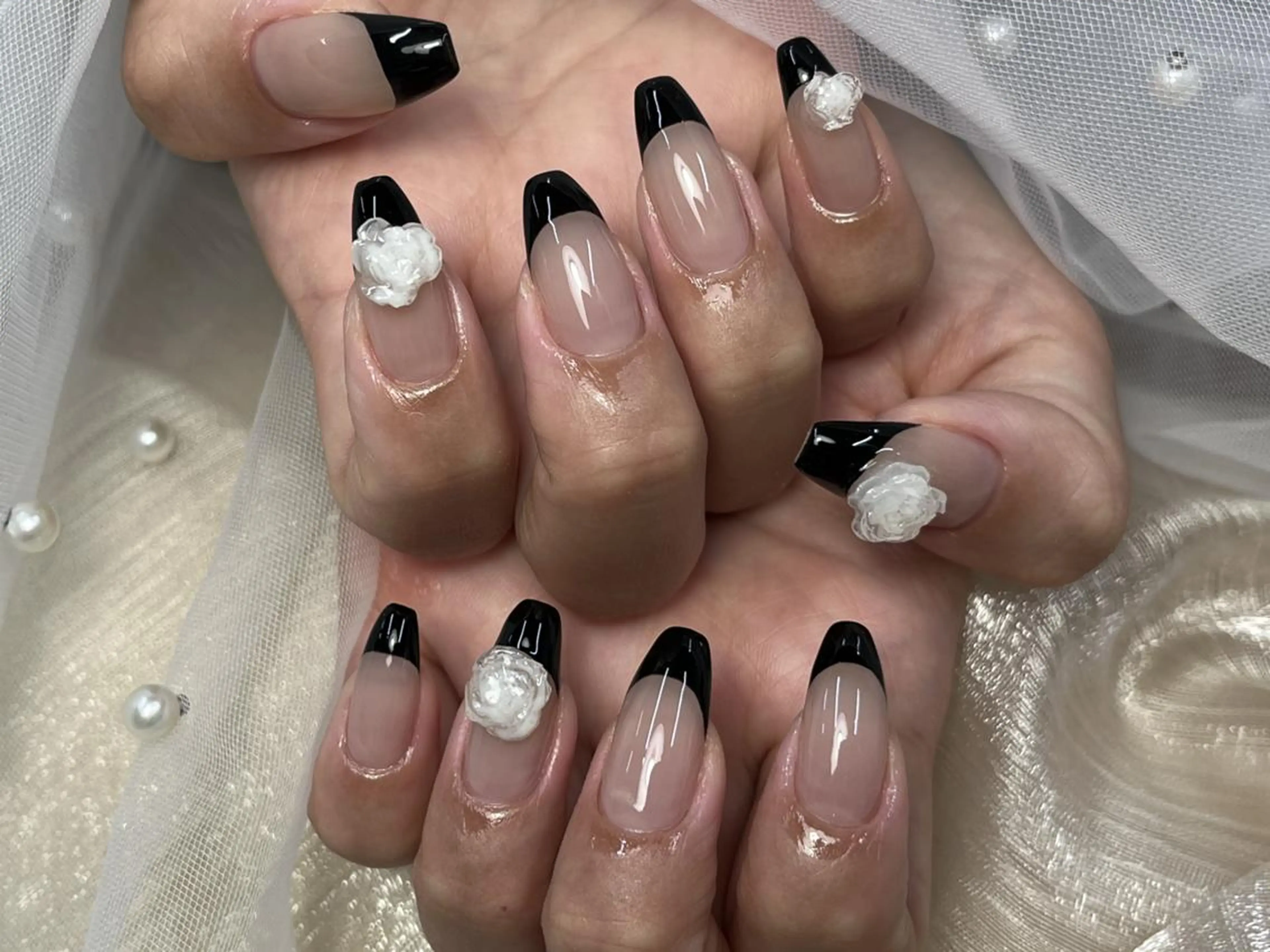 ネイル フラワーネイル フレンチネイル シンプルネイル ホワイト ハンドネイル ハンドケア ToliyDeliy Nail Salonのネイルデザイン